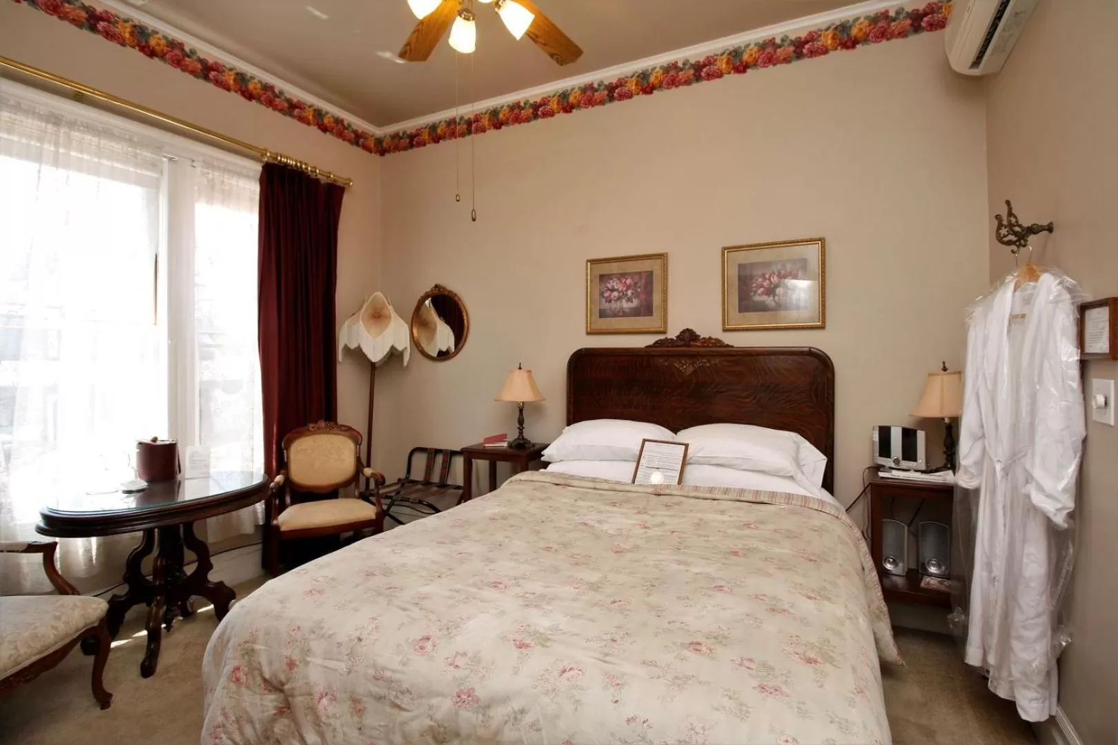 Bed in Bradford Place Inn (California)