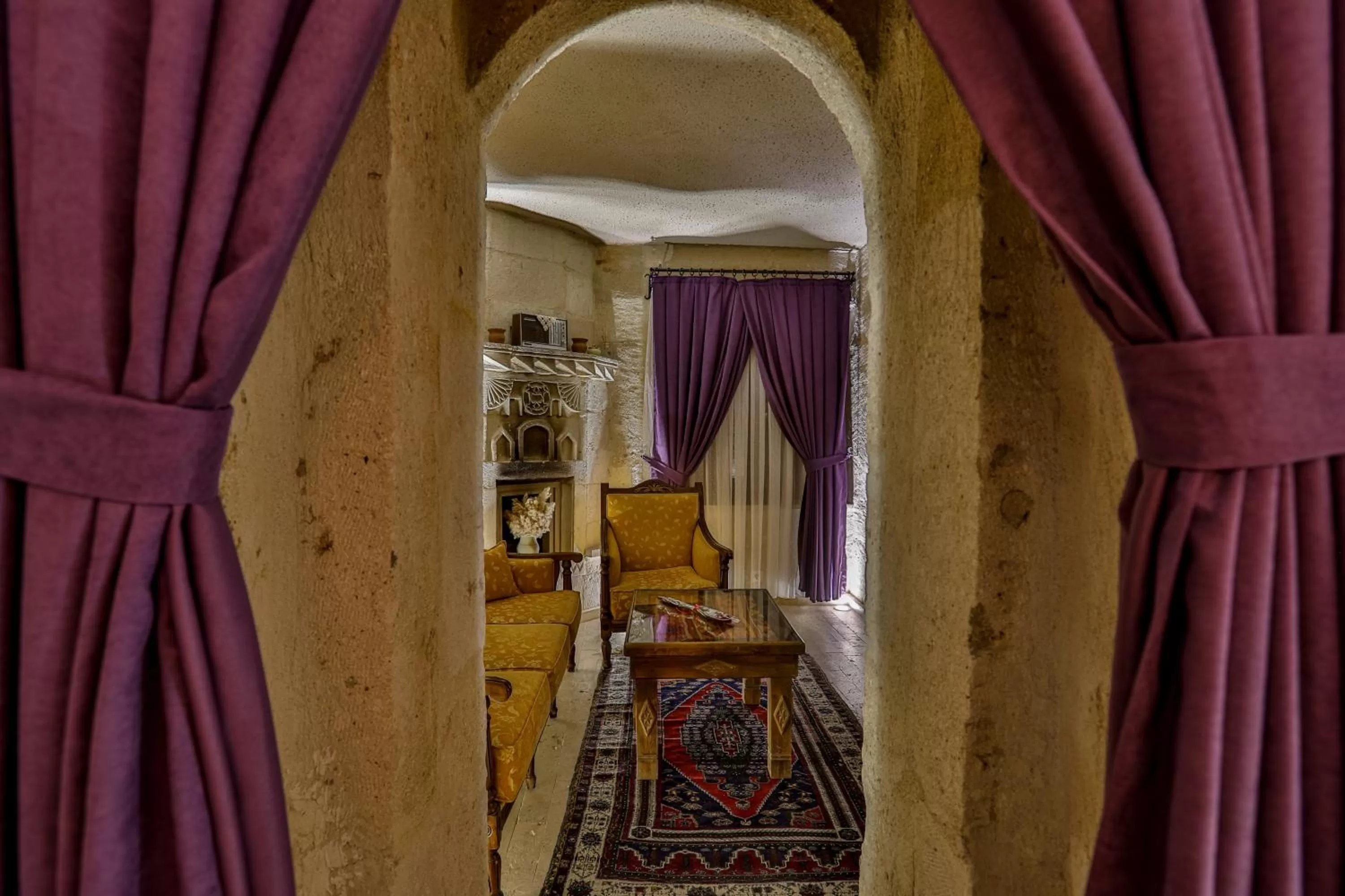 Living room, Bed in Hidden Cave Hotel