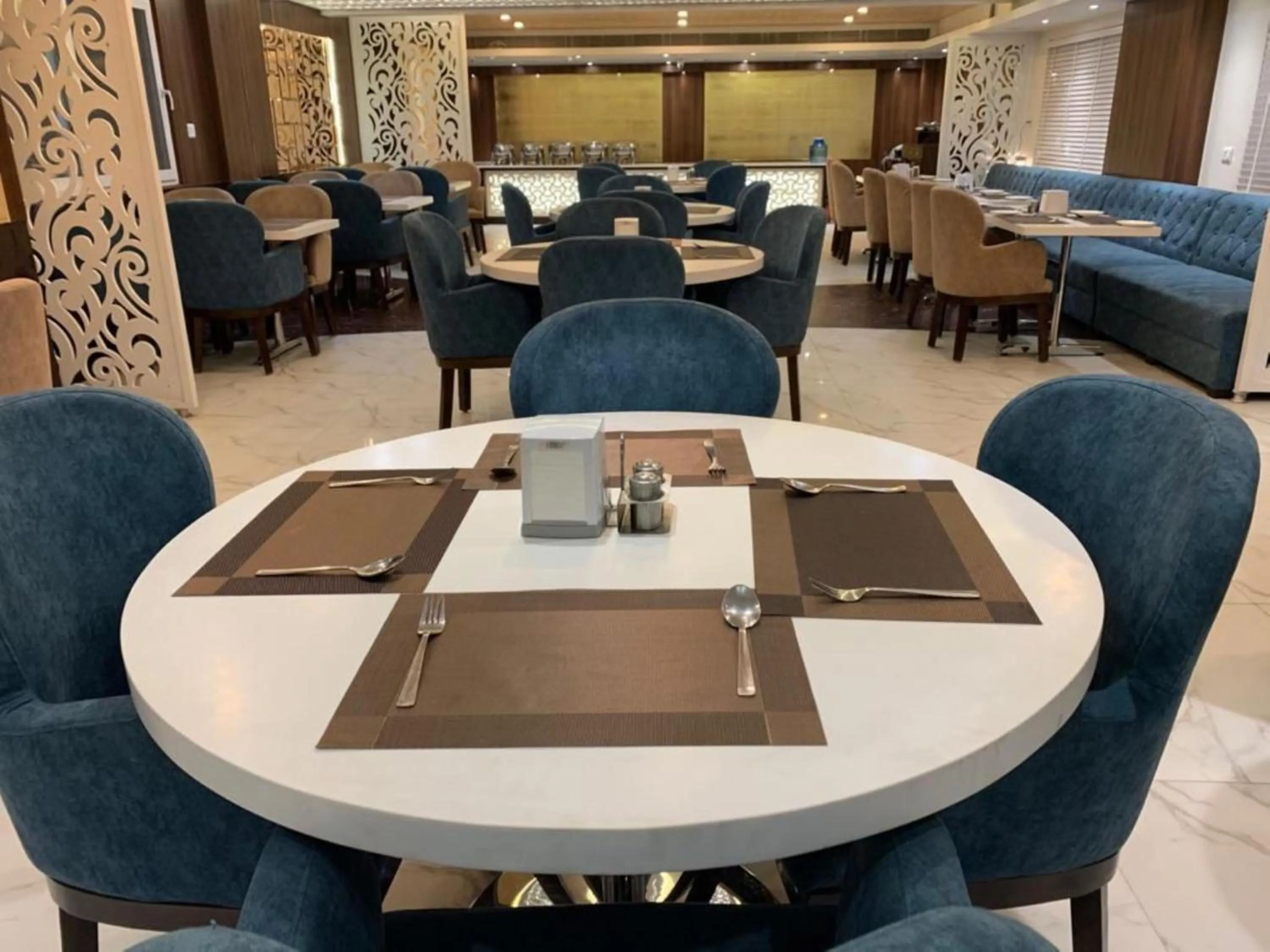 Restaurant/places to eat in Airport Hotel Ramhan Palace Mahipalpur