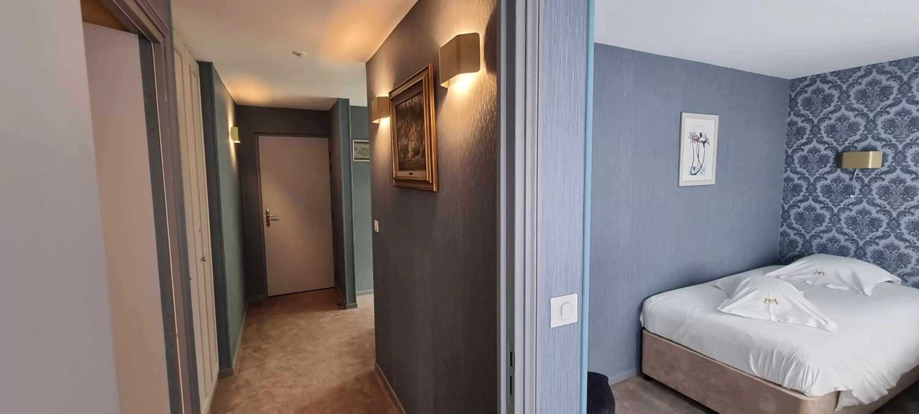 Photo of the whole room, Bed in Hotel Meurice