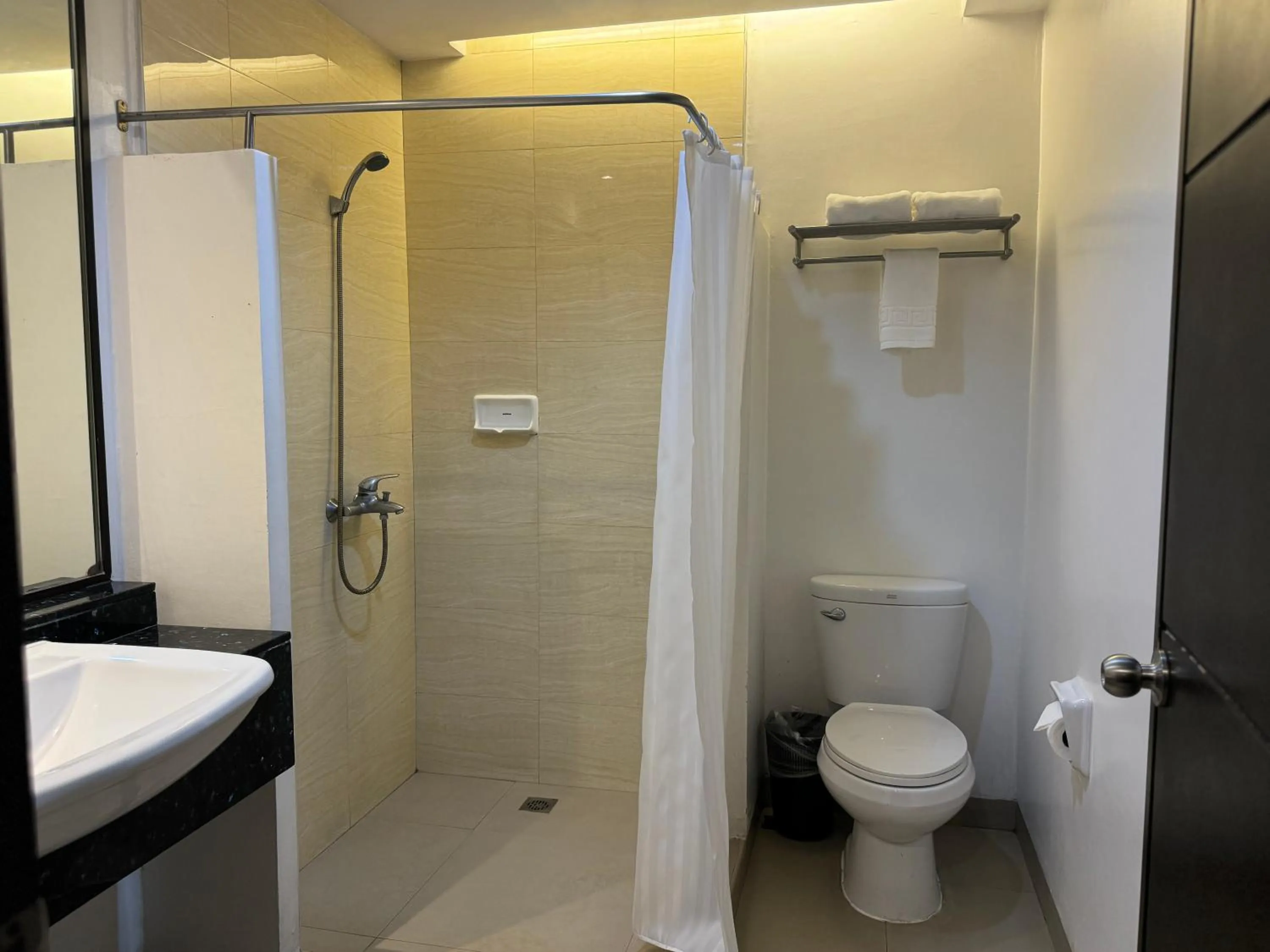 Shower in Circle Inn - Iloilo City Center