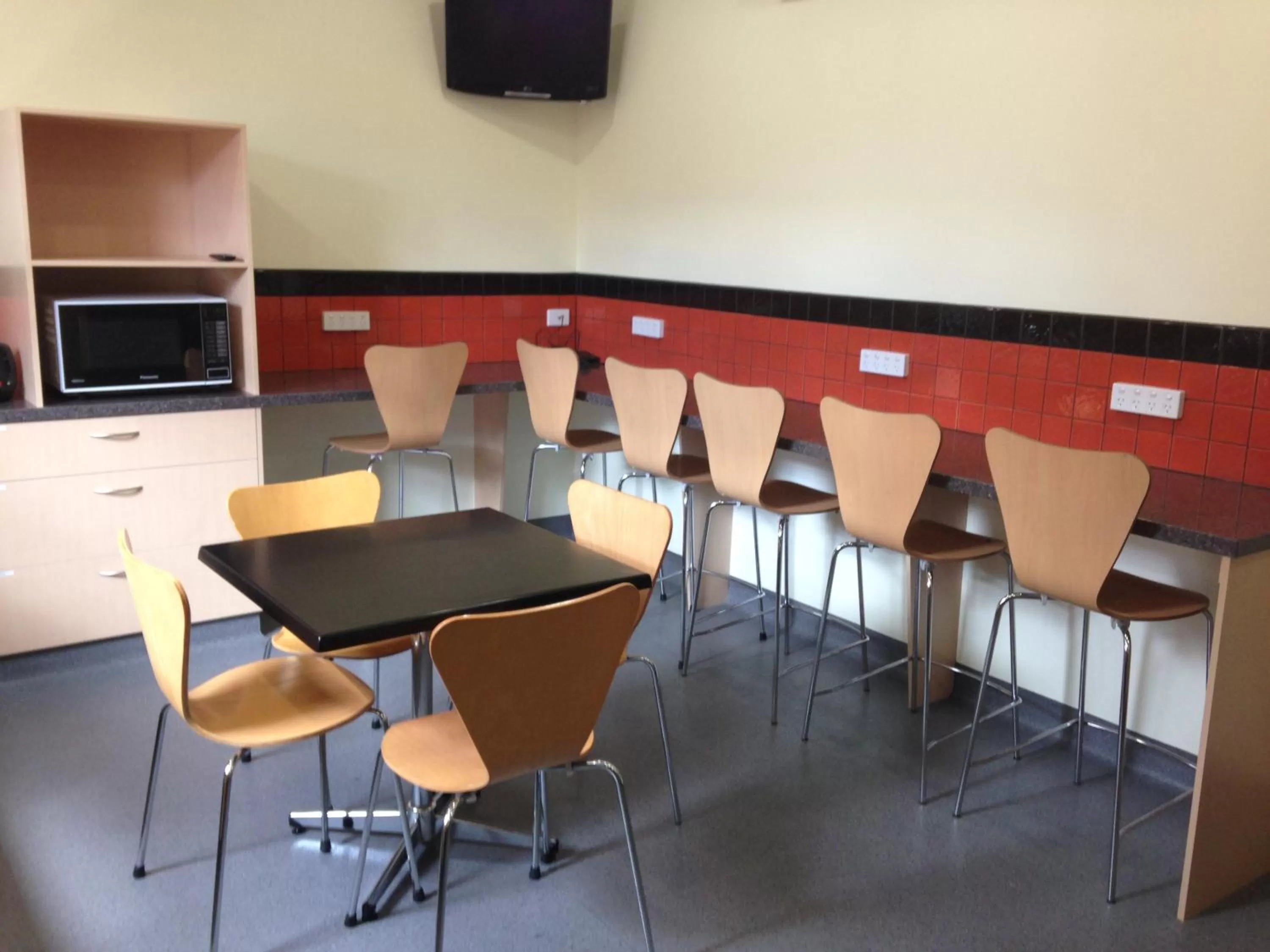 Communal kitchen in Miami Hotel Melbourne