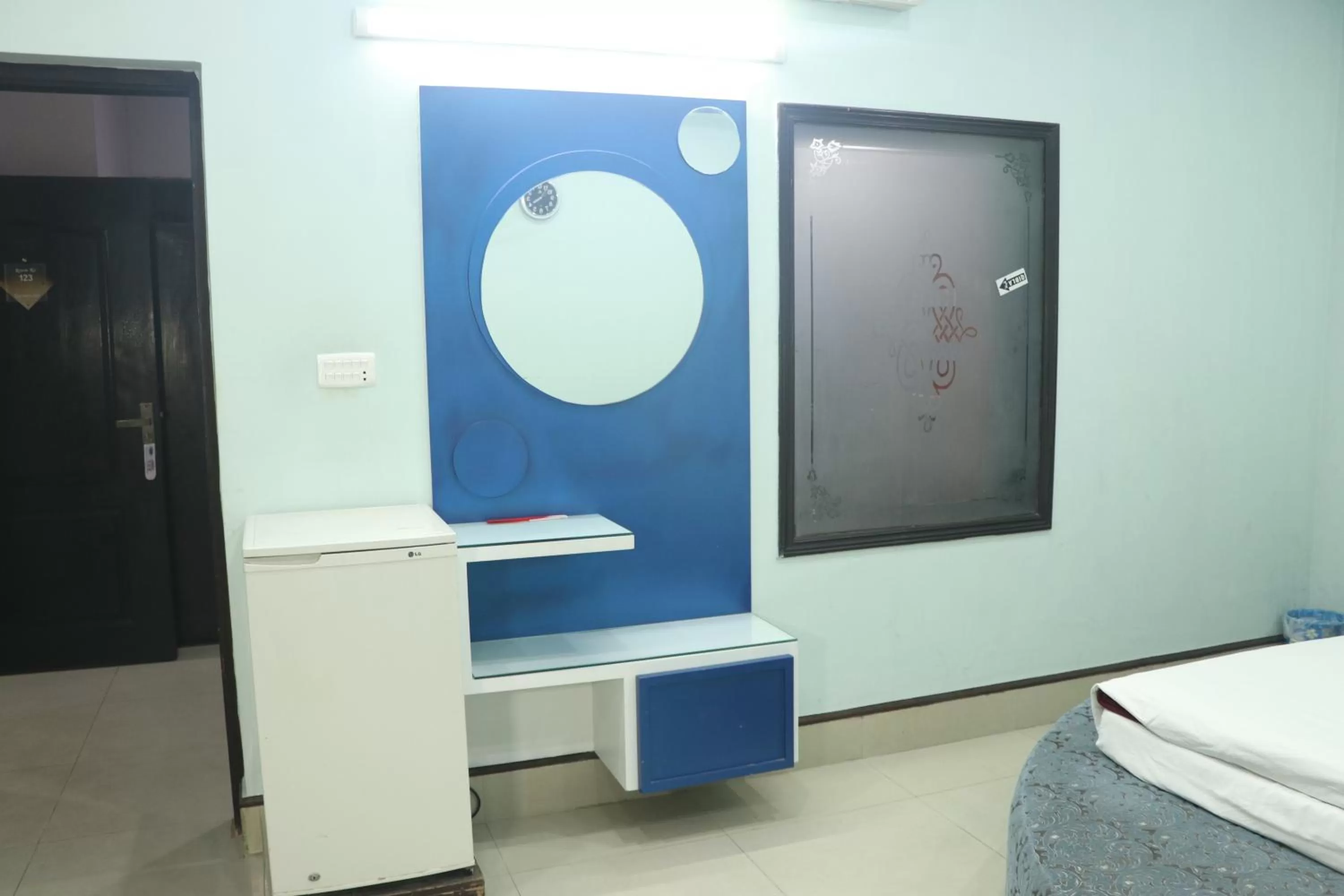 Coffee/tea facilities, Bathroom in Hotel Grace inn