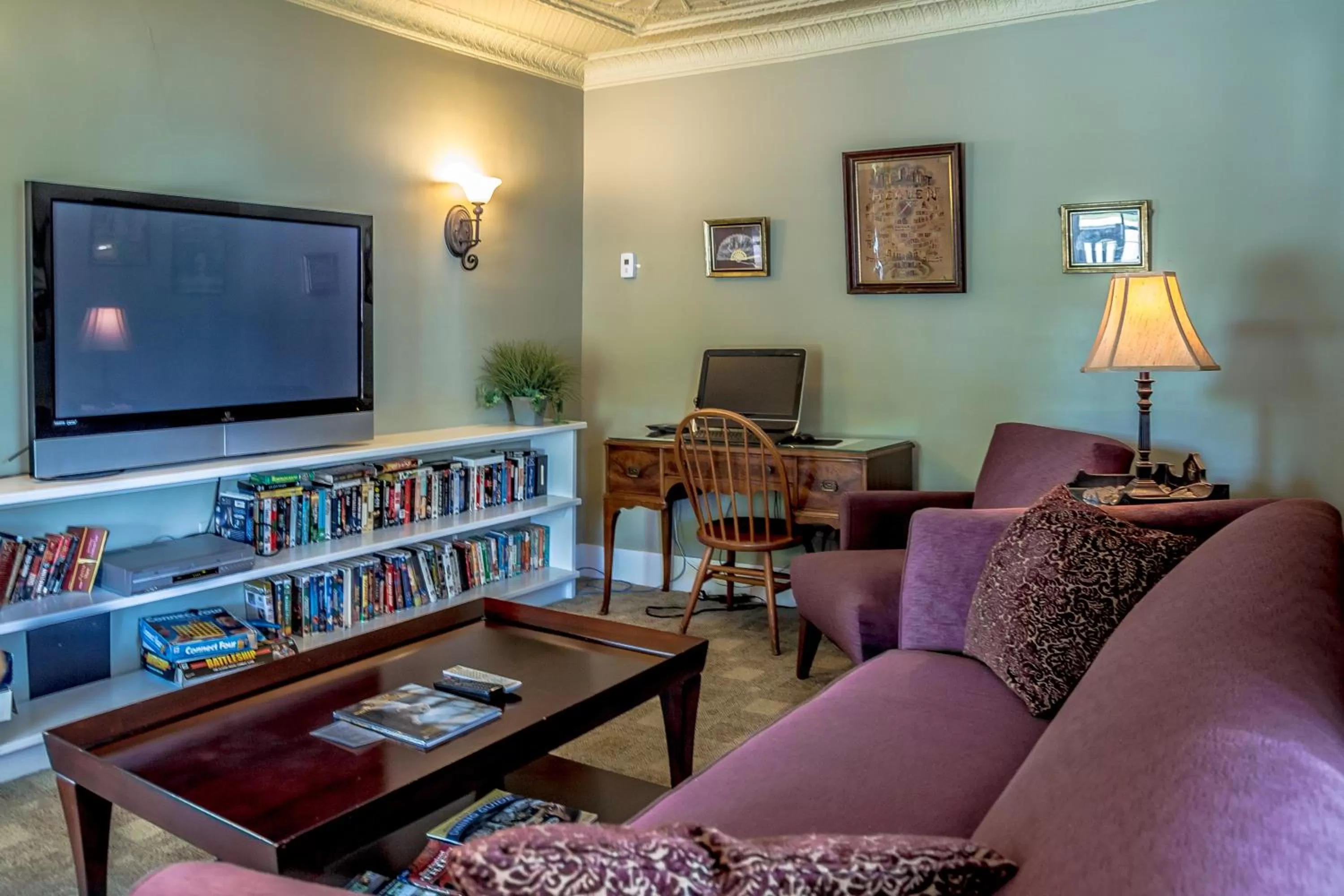 Communal lounge/ TV room in Cranmore Inn