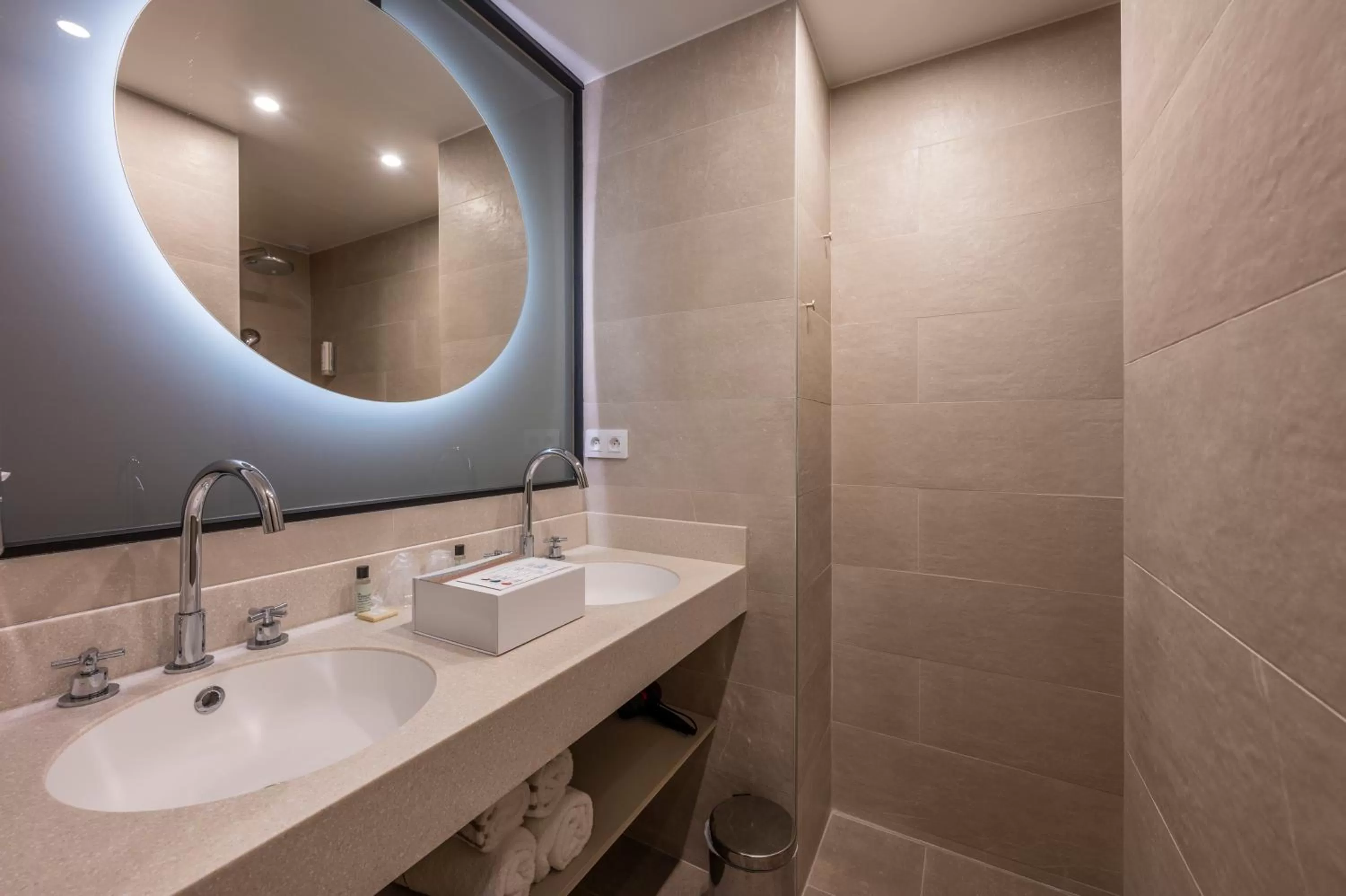 Shower in Hotel Sacha