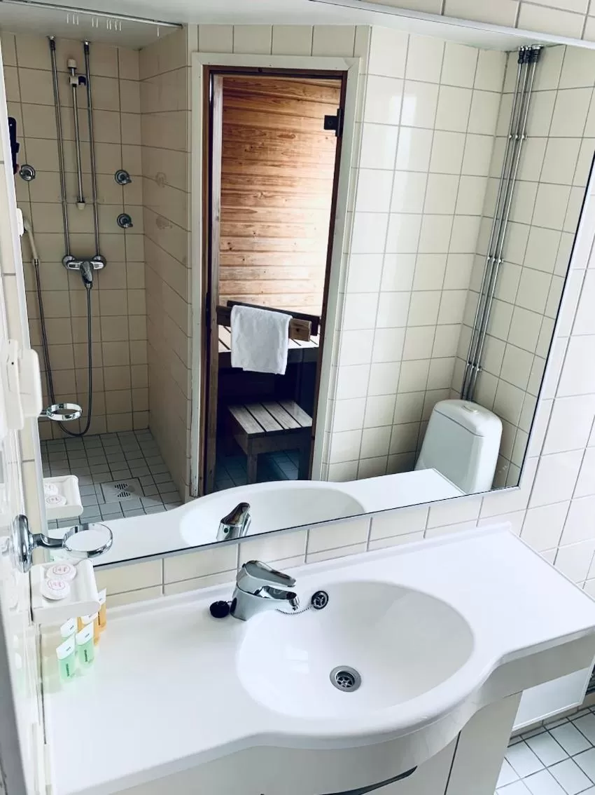 Sauna, Bathroom in Hotelli Uninen Kotka