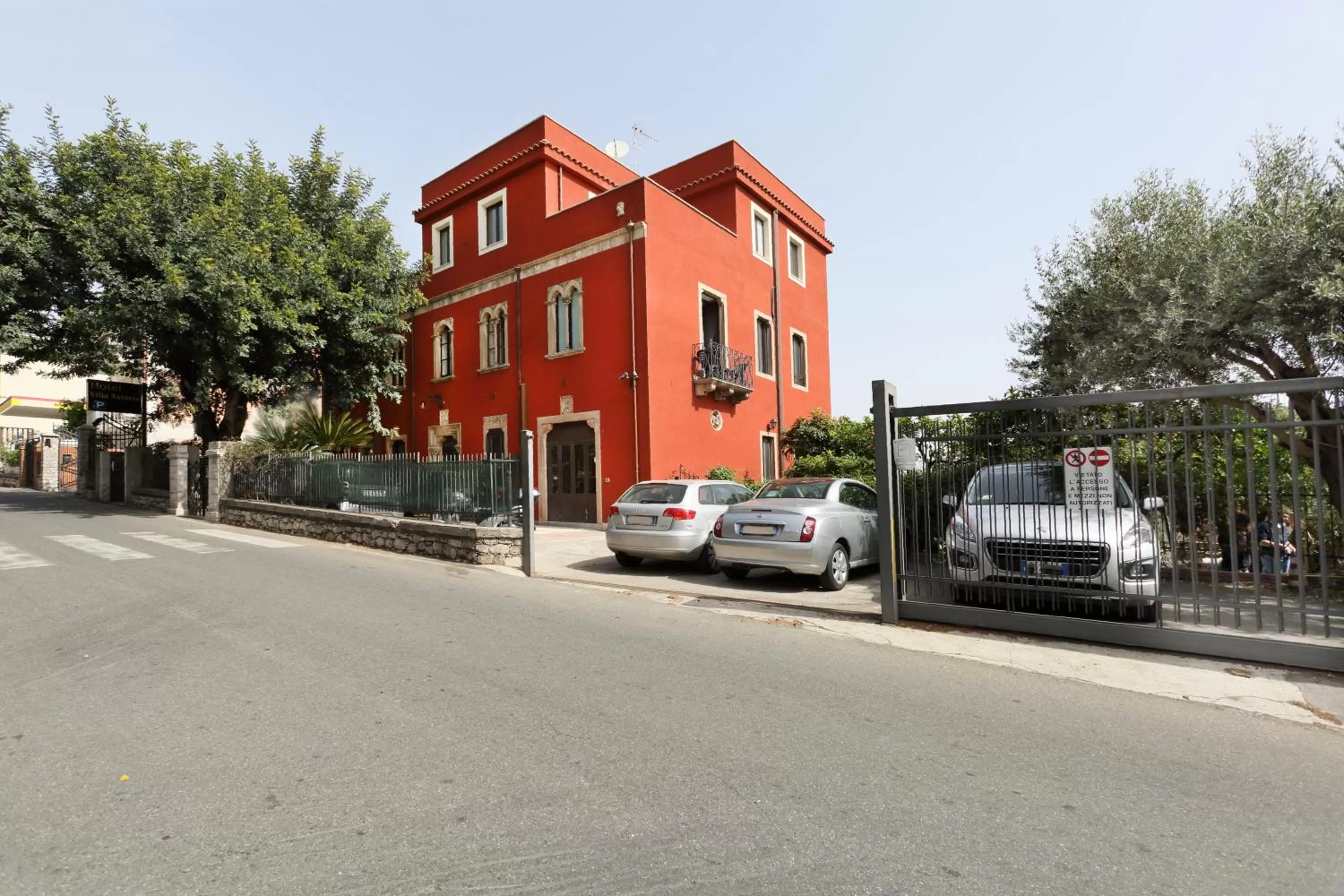 Property building in Villa Astoria