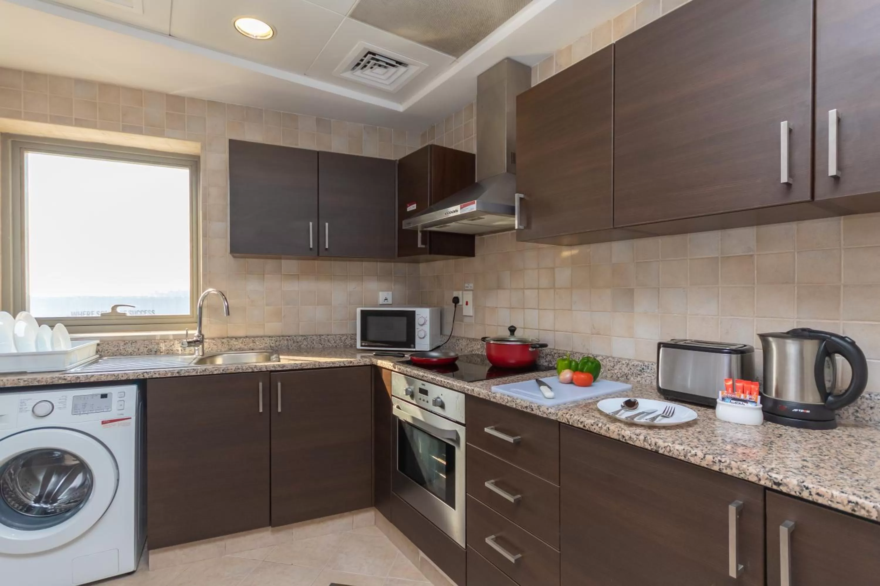 Kitchen or kitchenette in Auris Boutique Hotel Apartments, Al Barsha - At The Mall
