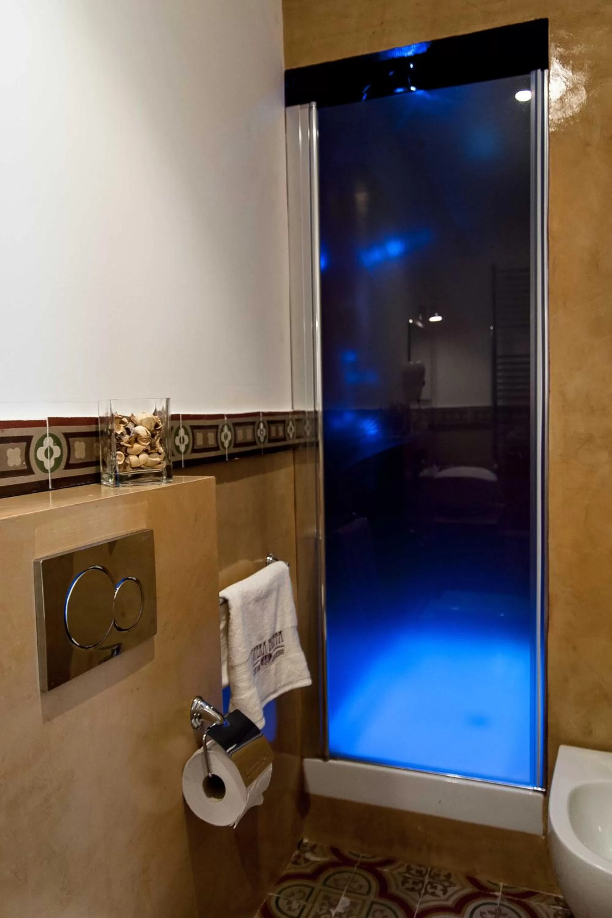 Shower in L'Opera Buffa