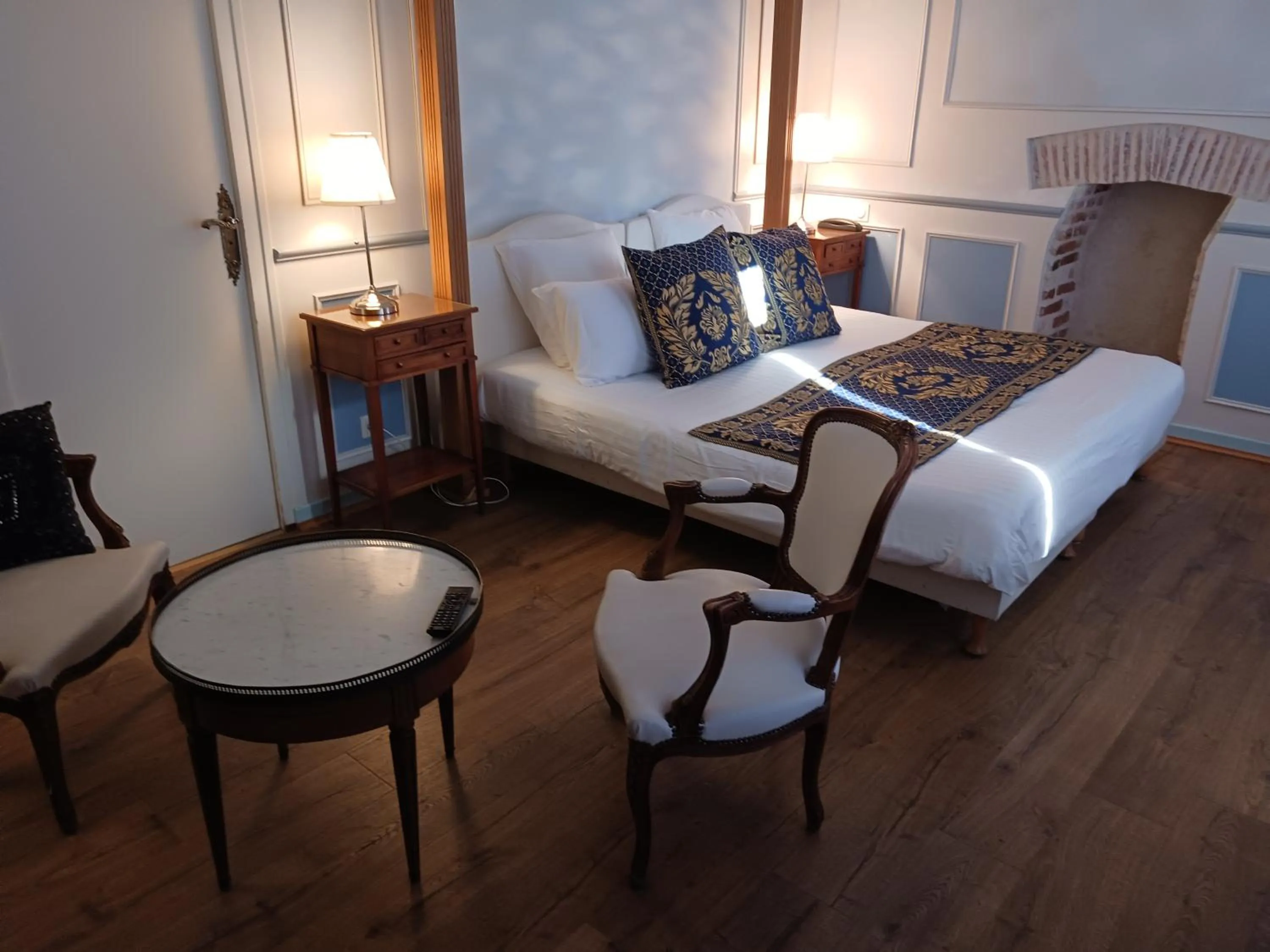 Bed in HOTEL LA COGNETTE A 25 Kilomètres de Châteauroux et 30 Kilomètres de Bourges