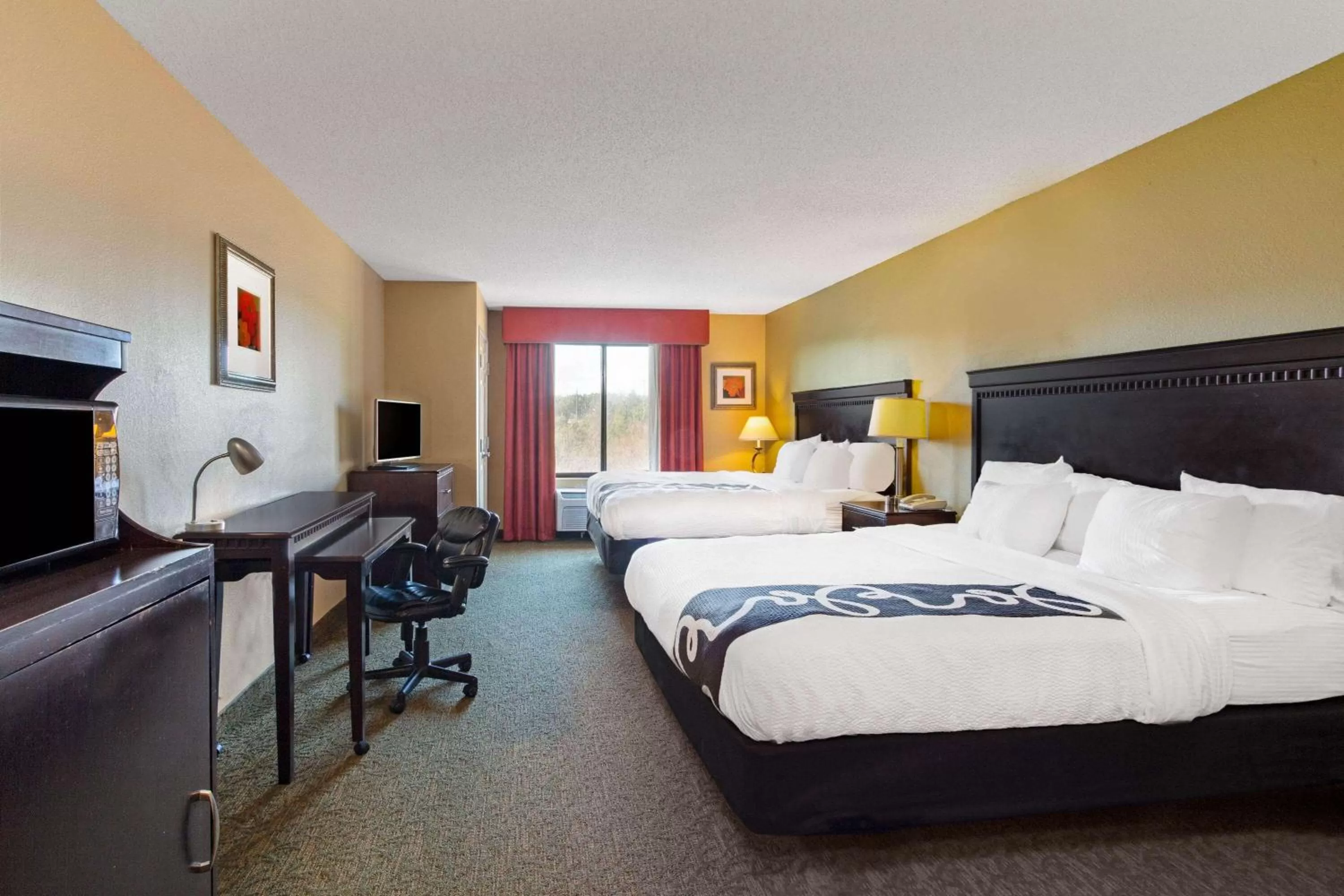 Photo of the whole room, Bed in La Quinta by Wyndham Richmond - Kings Dominion