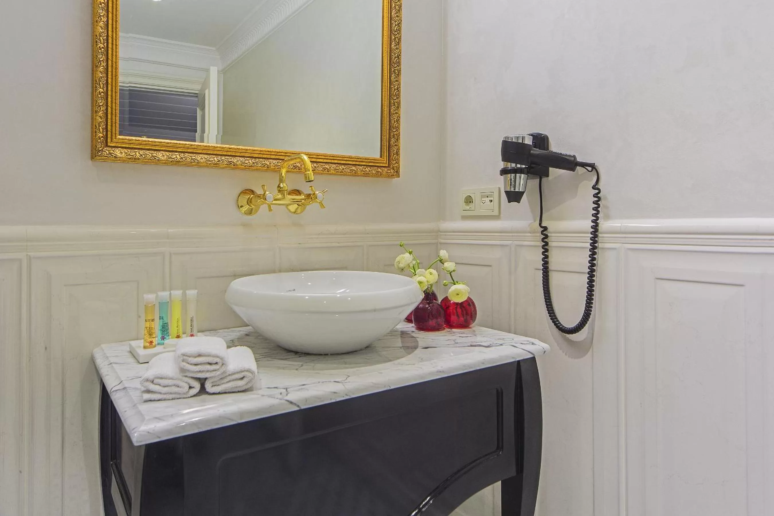 Bathroom in Meroddi Galata Mansion