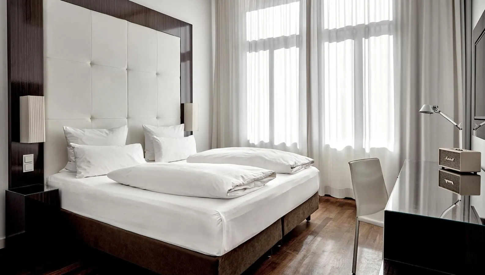 Photo of the whole room, Bed in The Pure, Frankfurt, a Member of Design Hotels