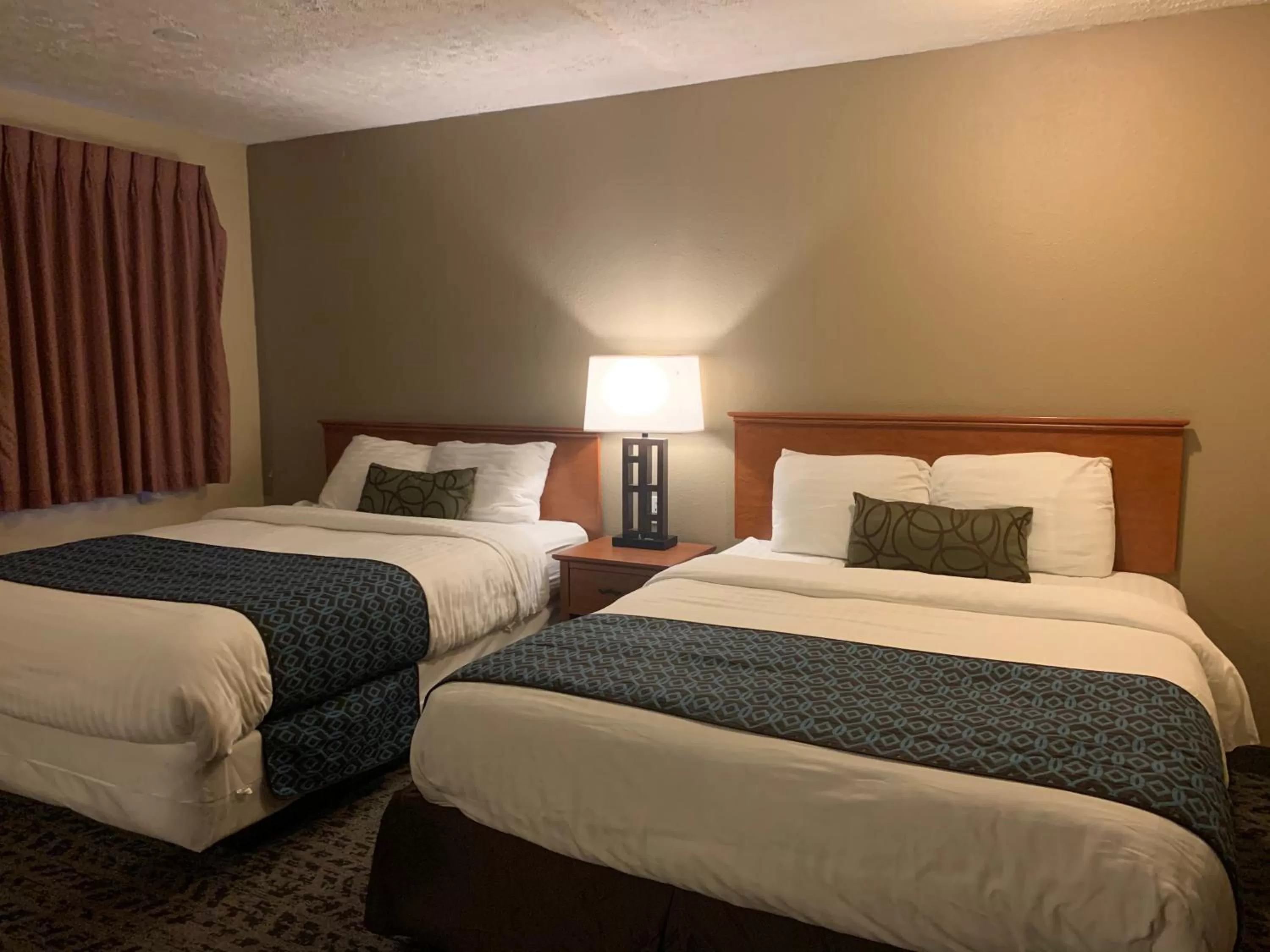Bed in Sunset Inn - John Day