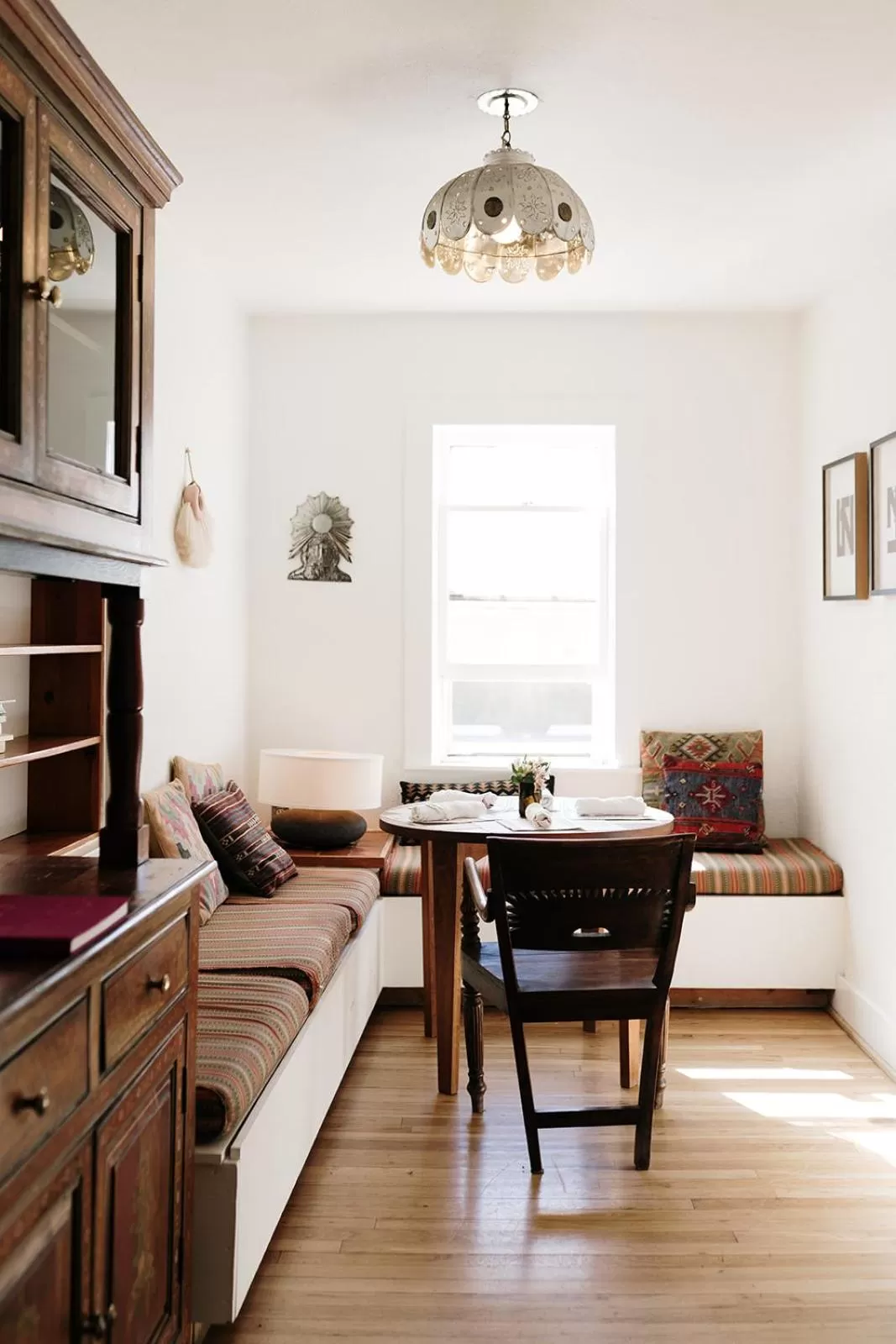 Seating area, Bed in The Parador