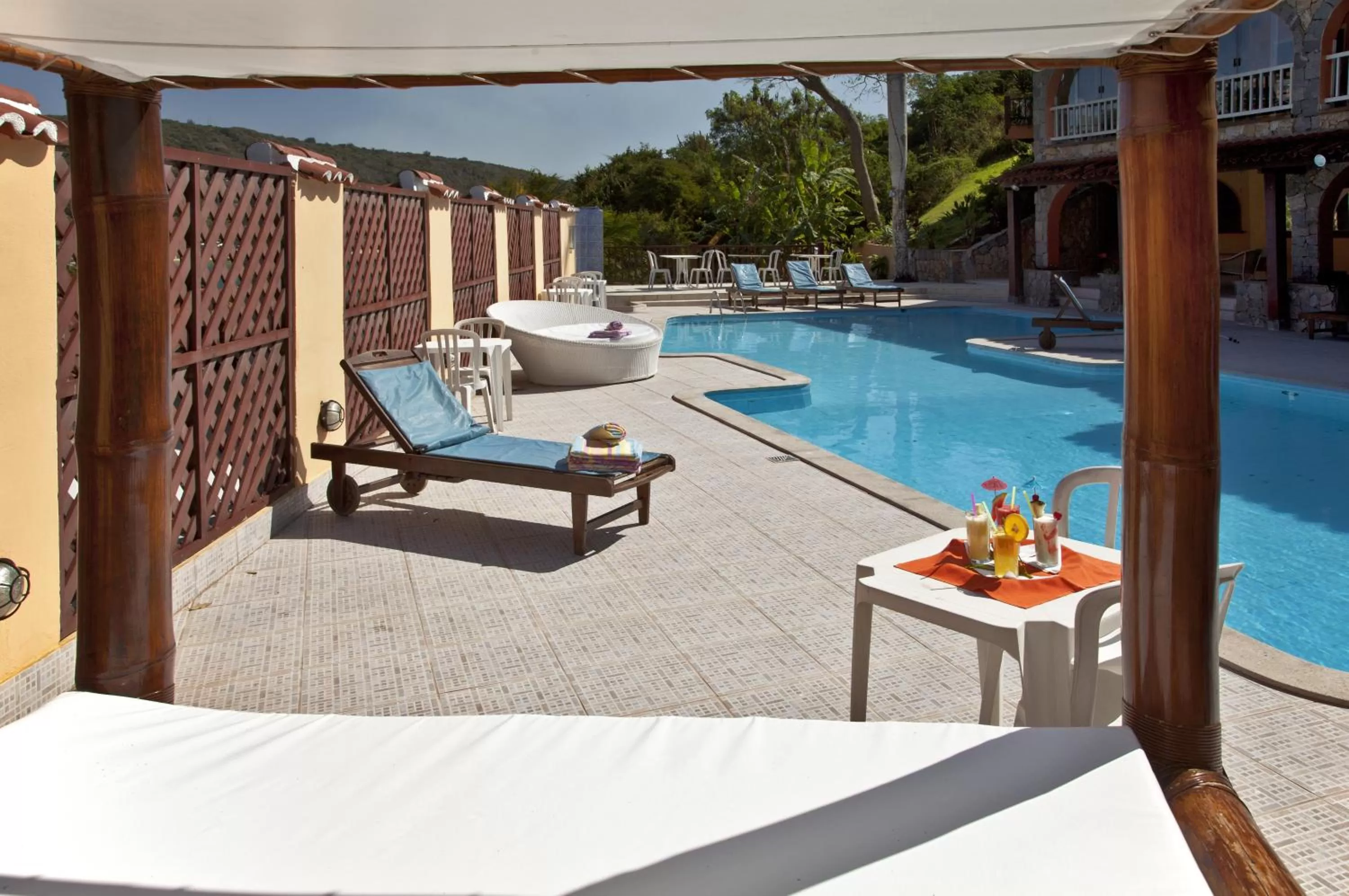 Swimming pool in Colonna Park Hotel