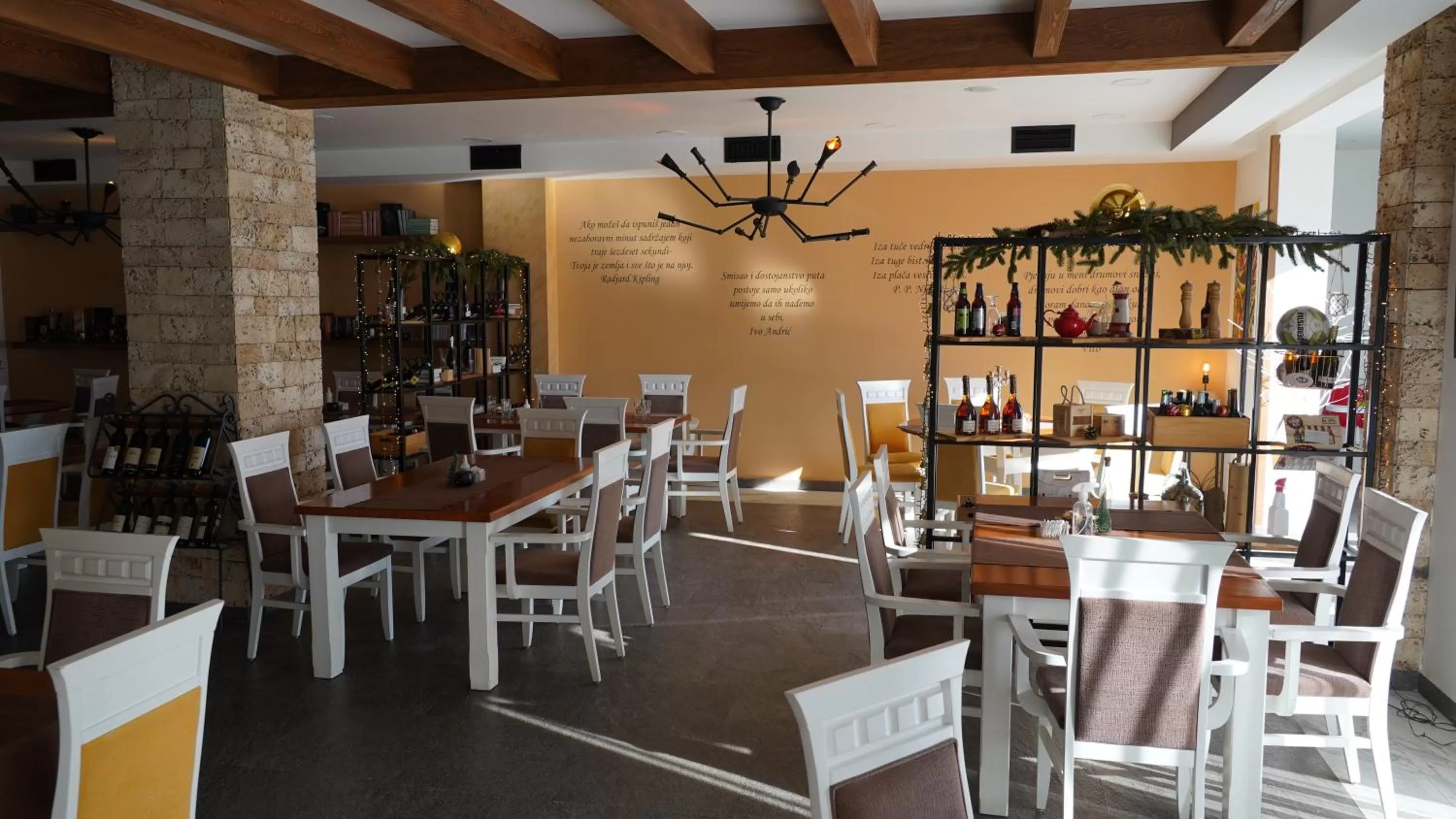 Restaurant/places to eat in Hotel Serdar