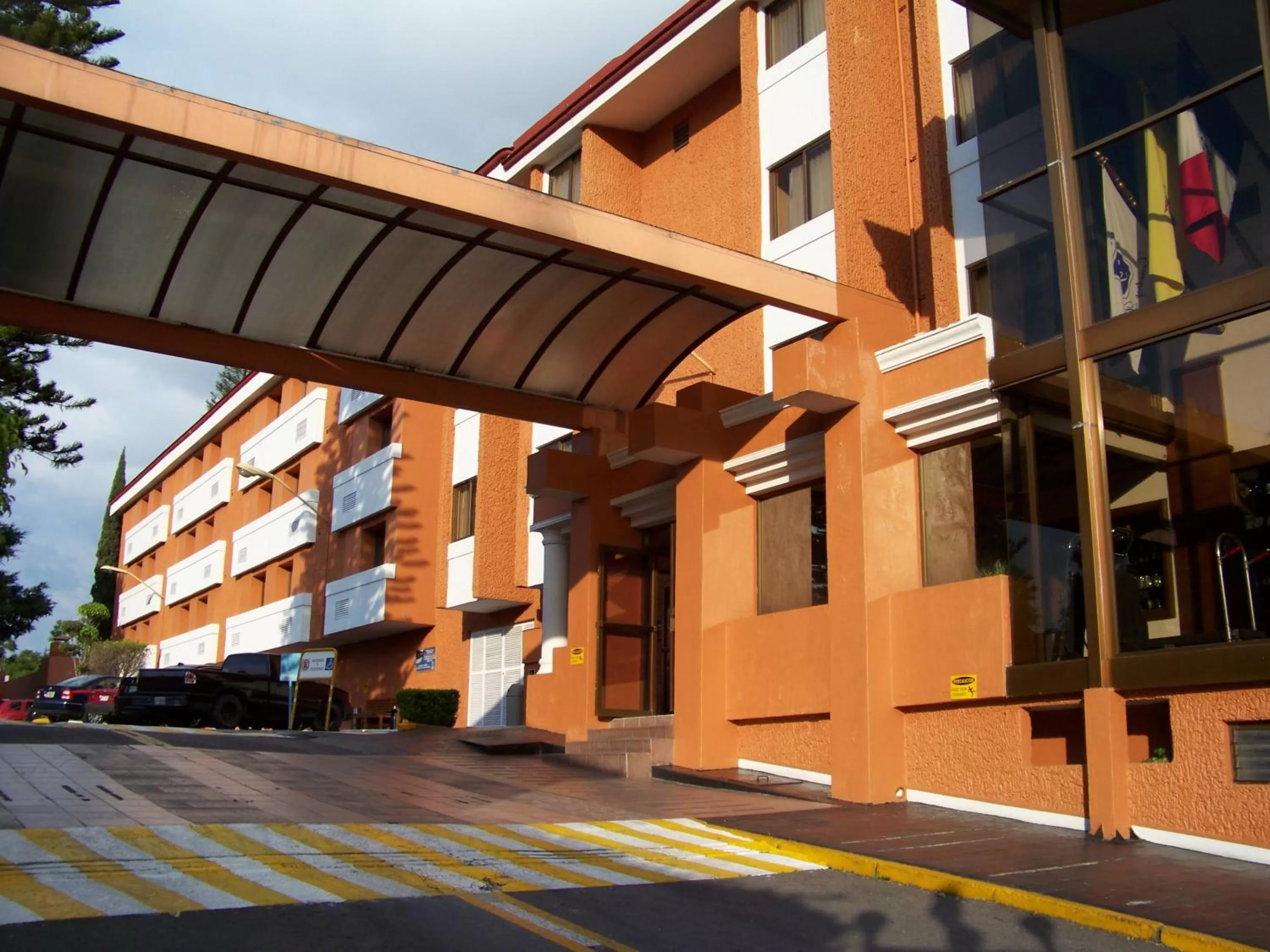 Facade/entrance in Country Plaza