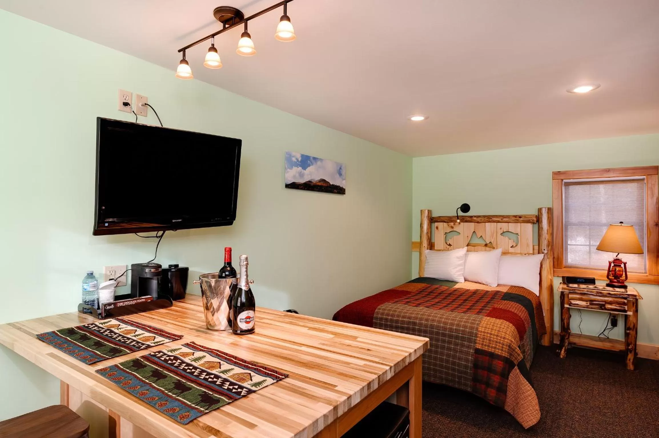 TV and multimedia, Bed in Cobble Mountain Lodge