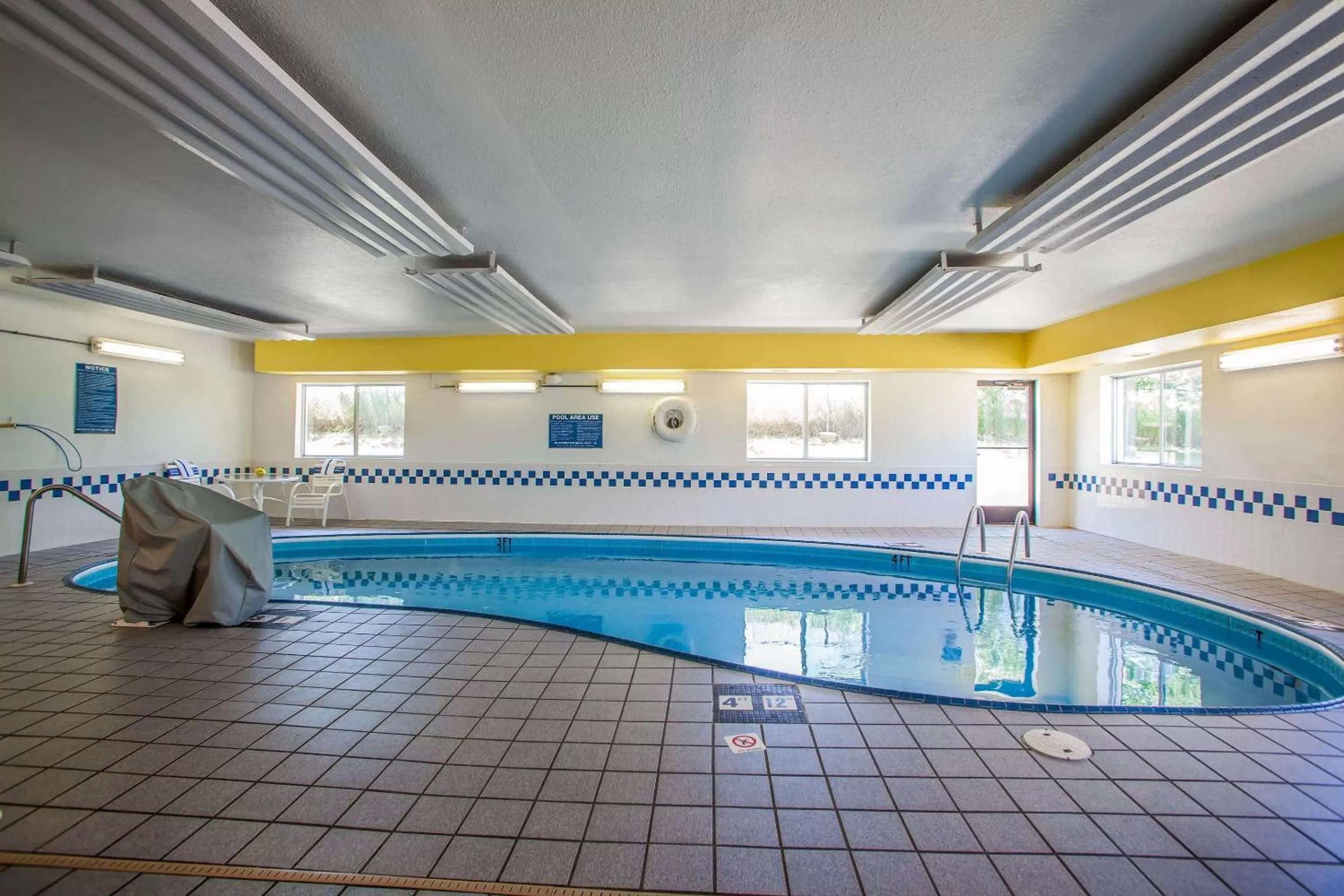 Swimming pool in Comfort Suites Peoria I-74