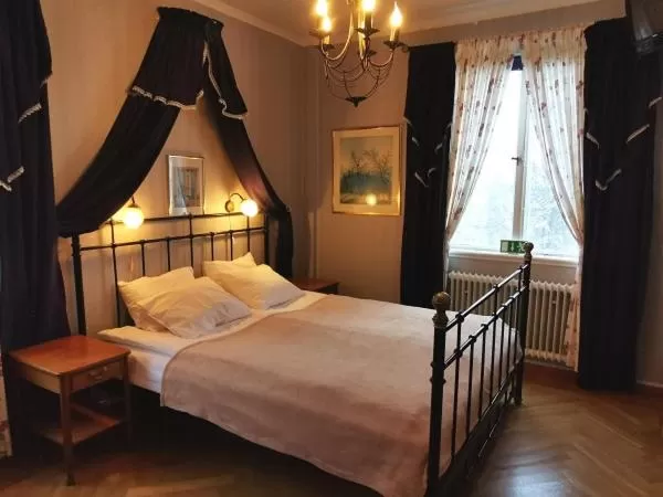 Bed in Ulfshyttans Herrgård, nära Romme Alpin