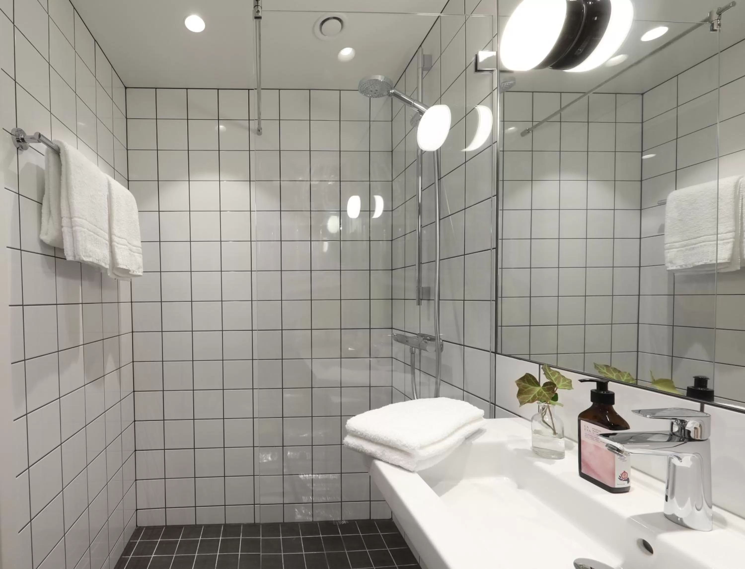 Shower in Best Western Plus Ten Hotel