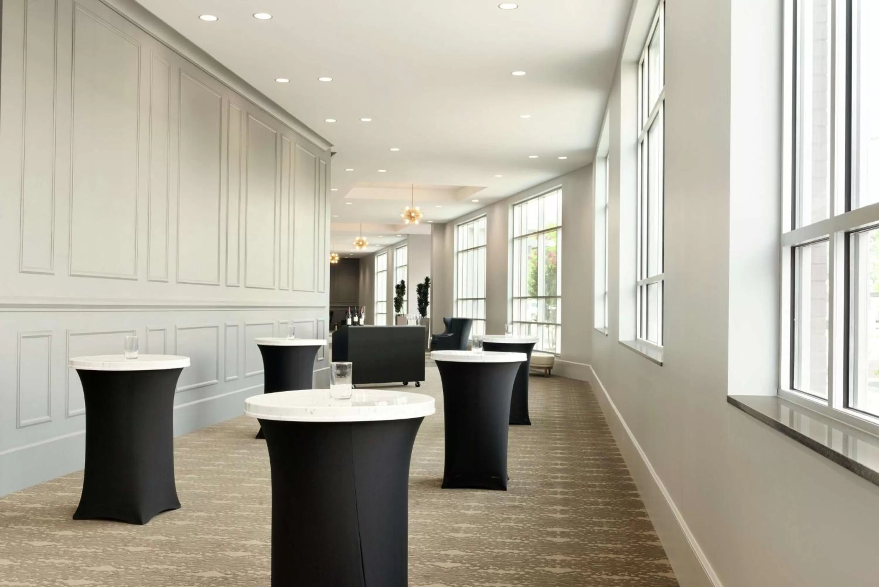 Dining area in Embassy Suites Charlotte/Ayrsley