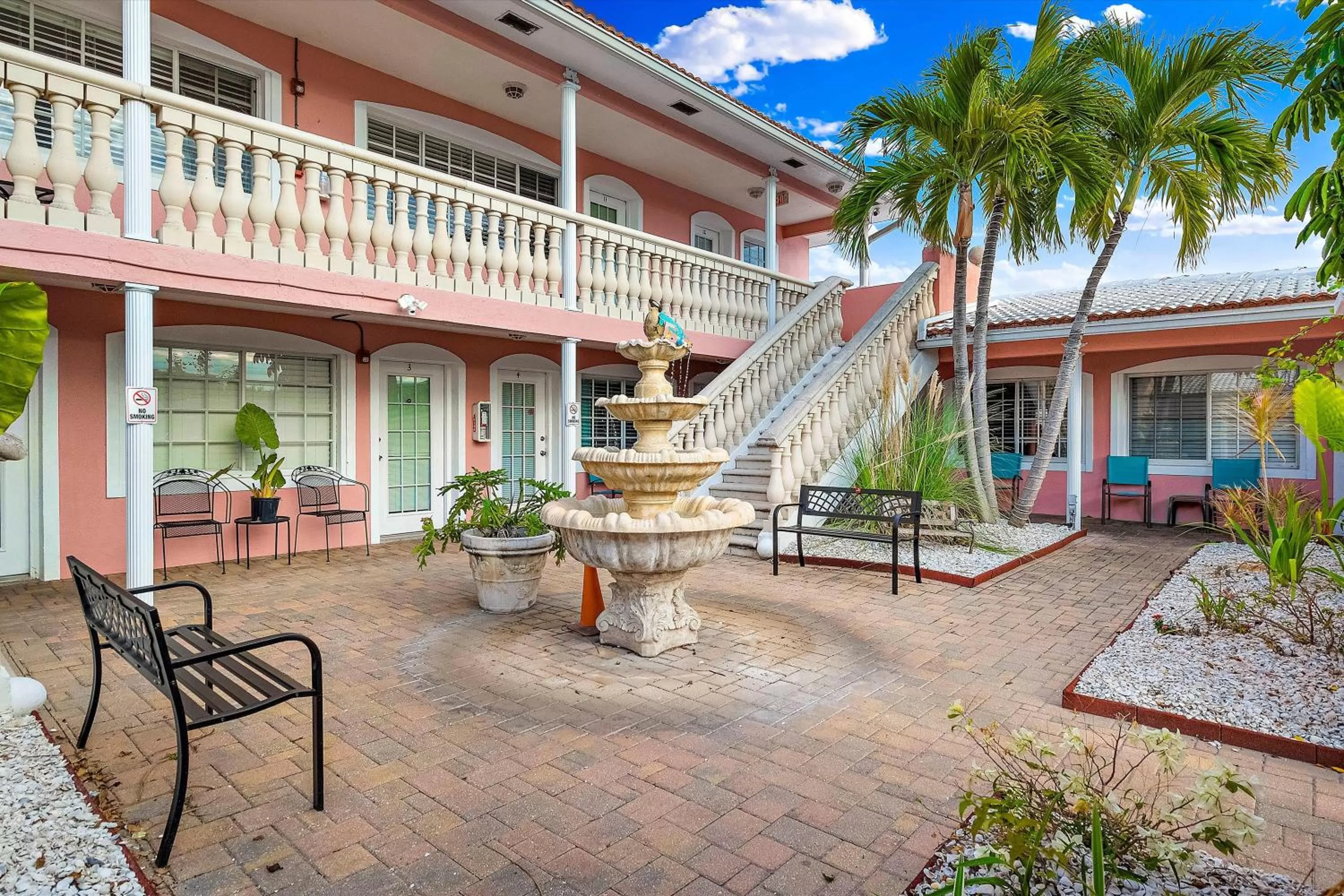 Inner courtyard view in Blind Pass Resort Motel