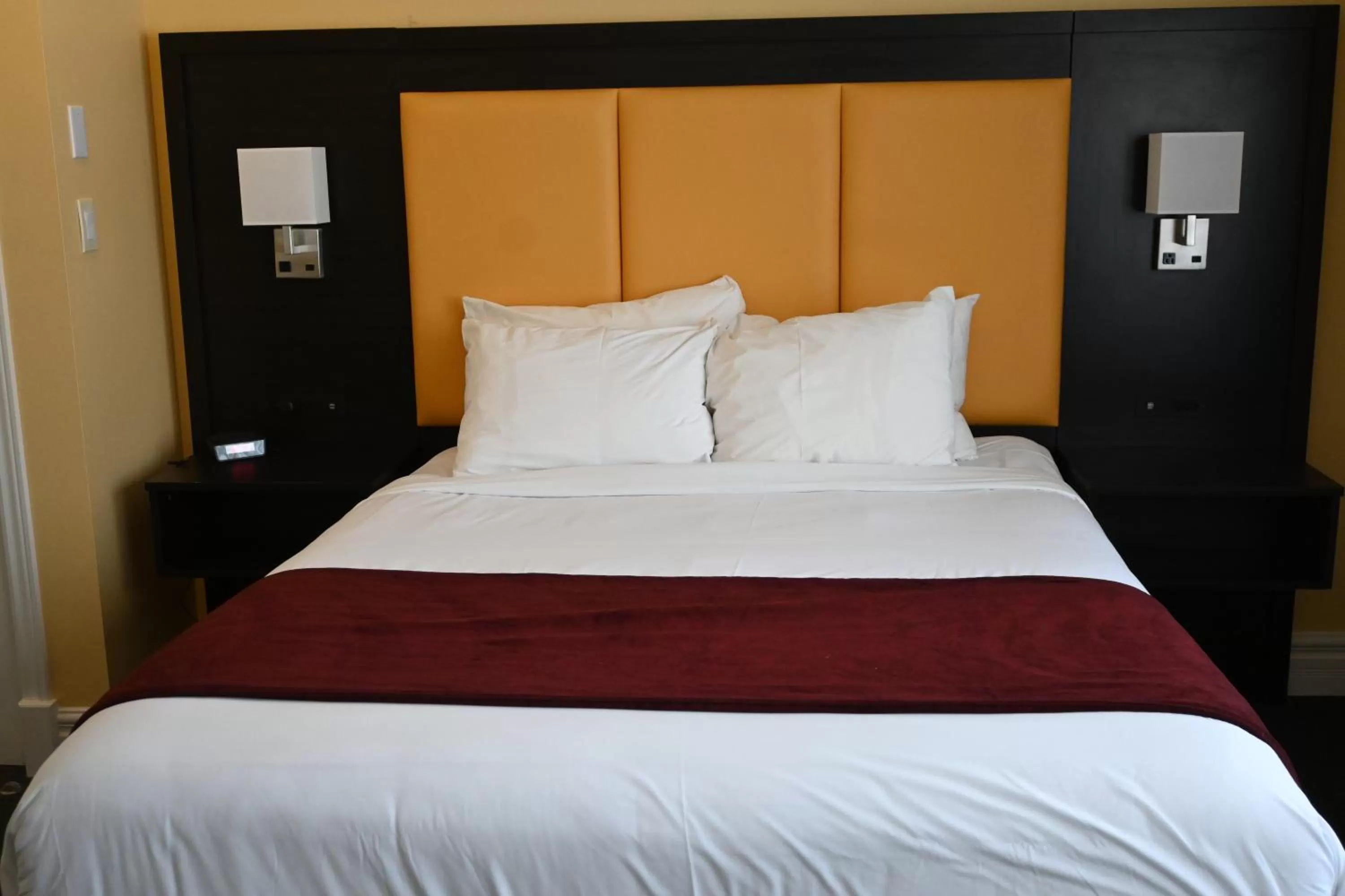 Bed in The Gananoque Inn