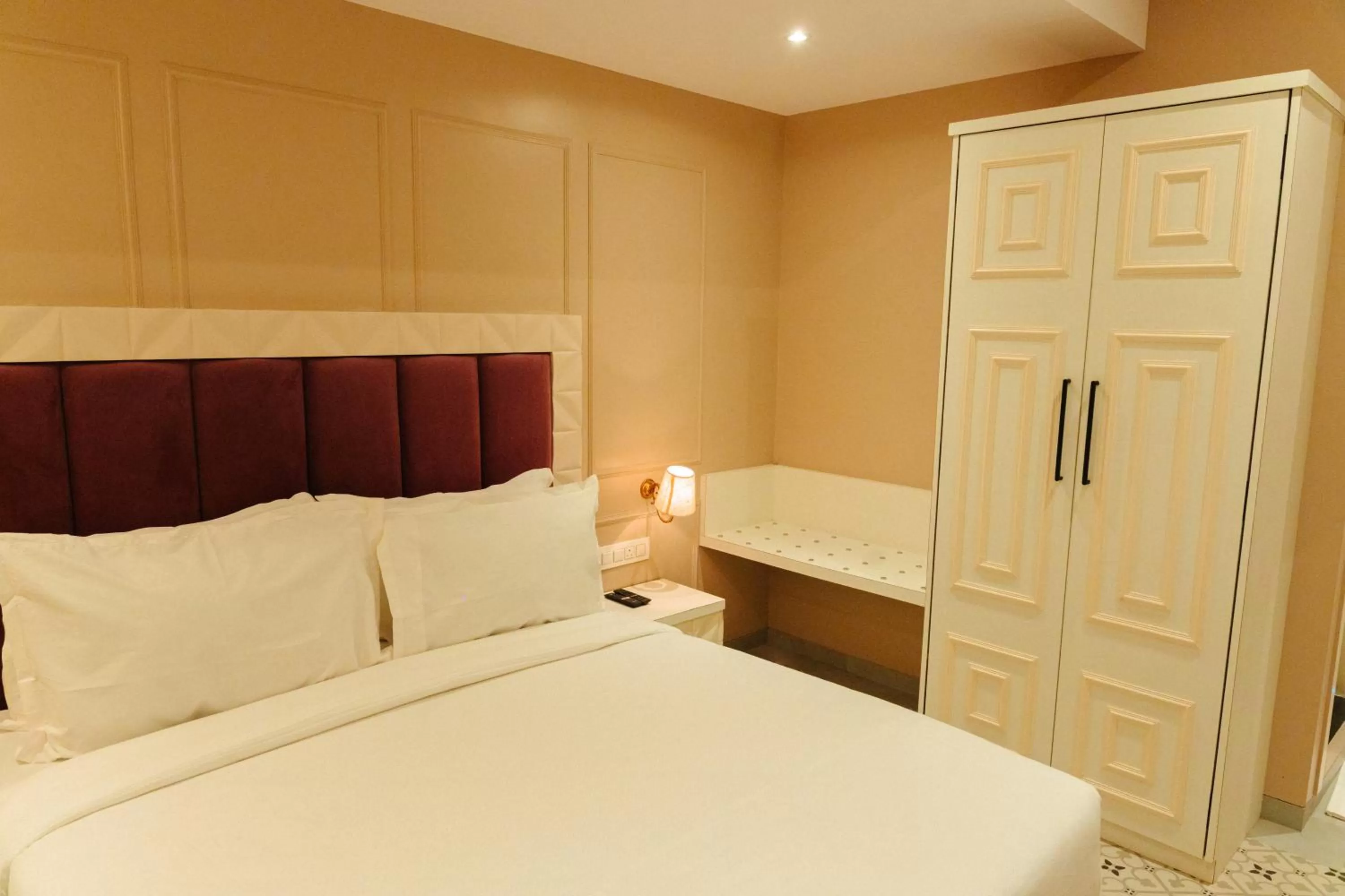 Bed in Arnna Hotel- Goregaon East