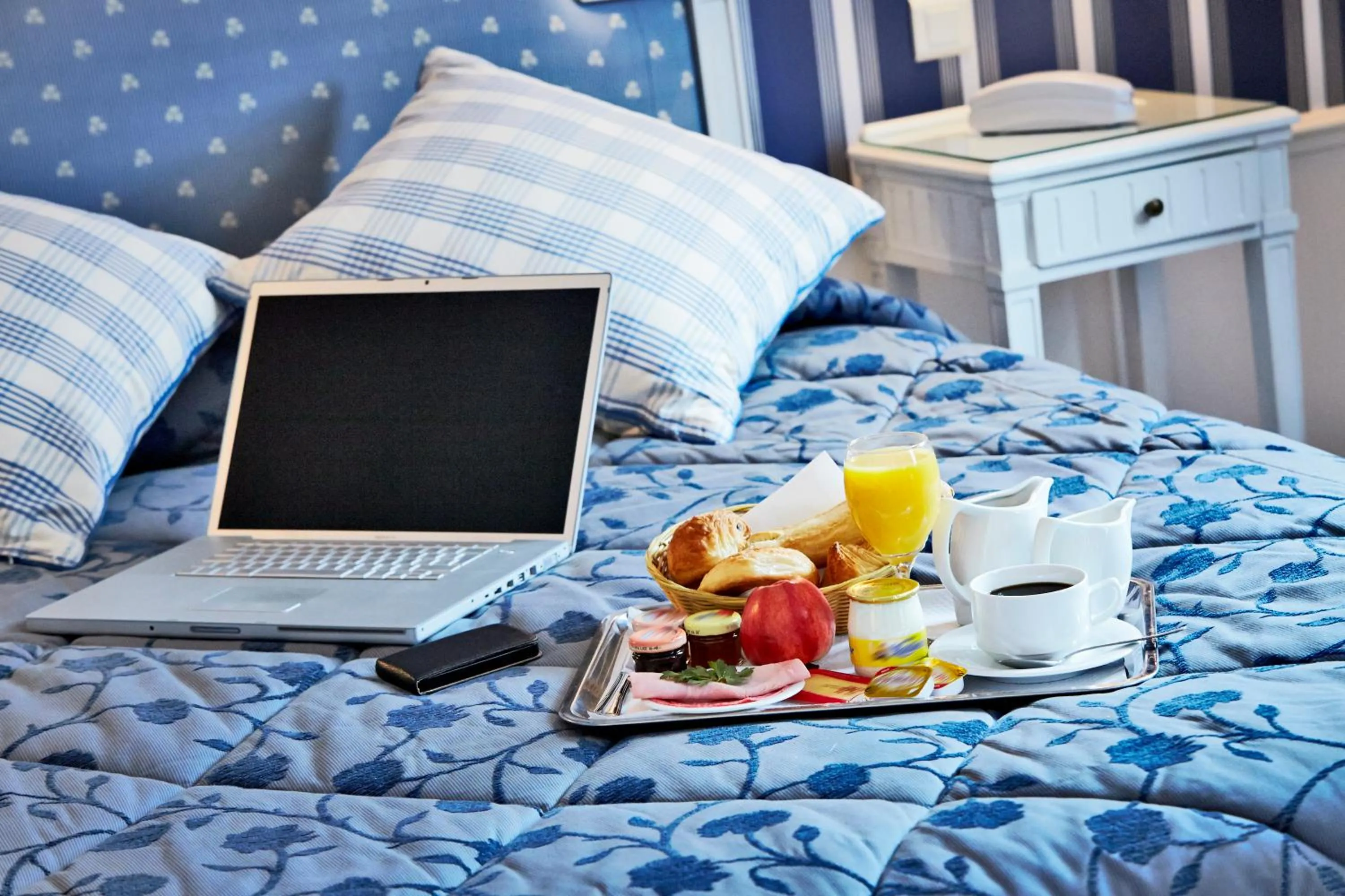 Bed in Golden Tulip Washington Opera