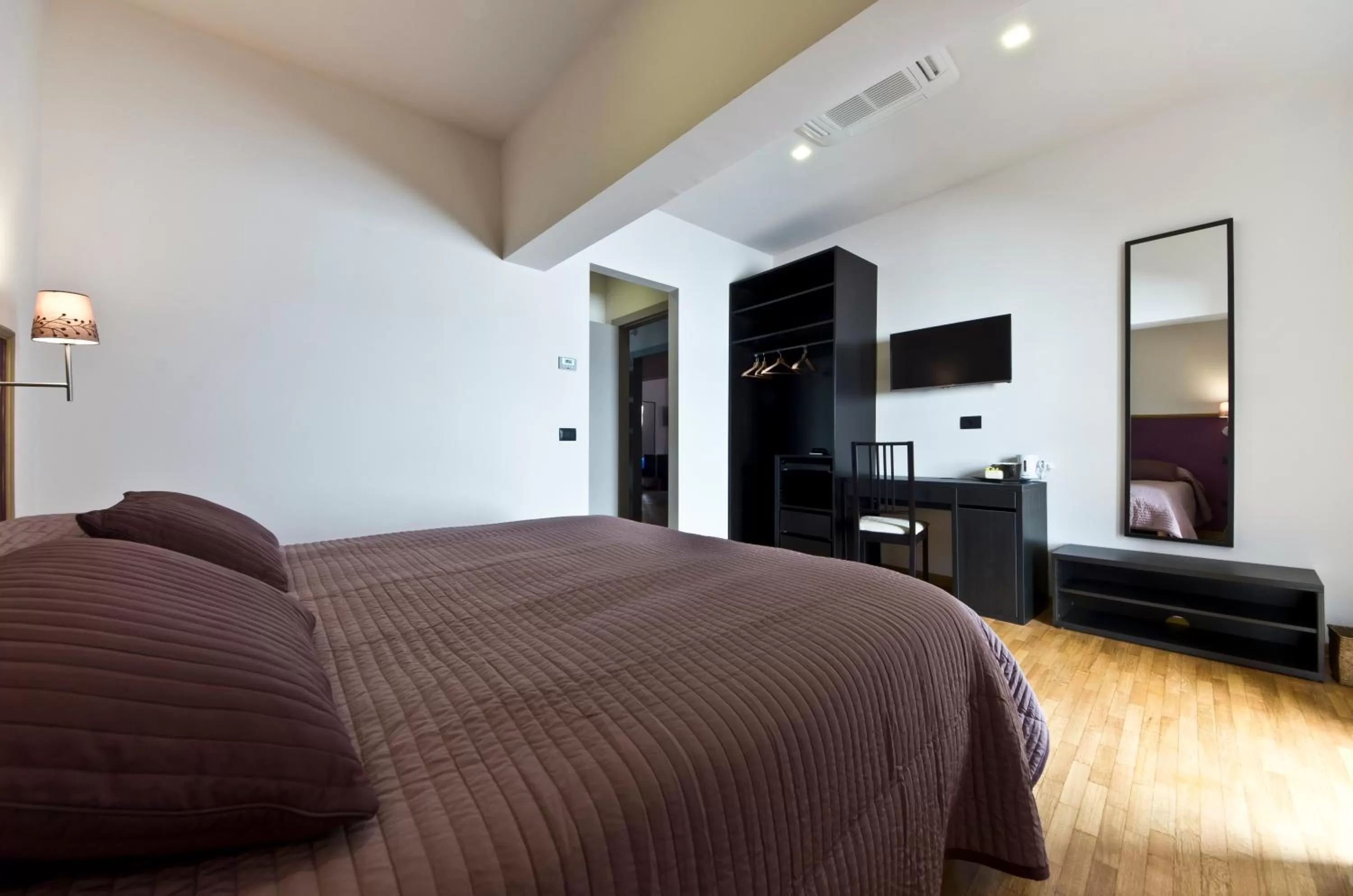 Photo of the whole room, Bed in Siena Gallery - Rooms Only