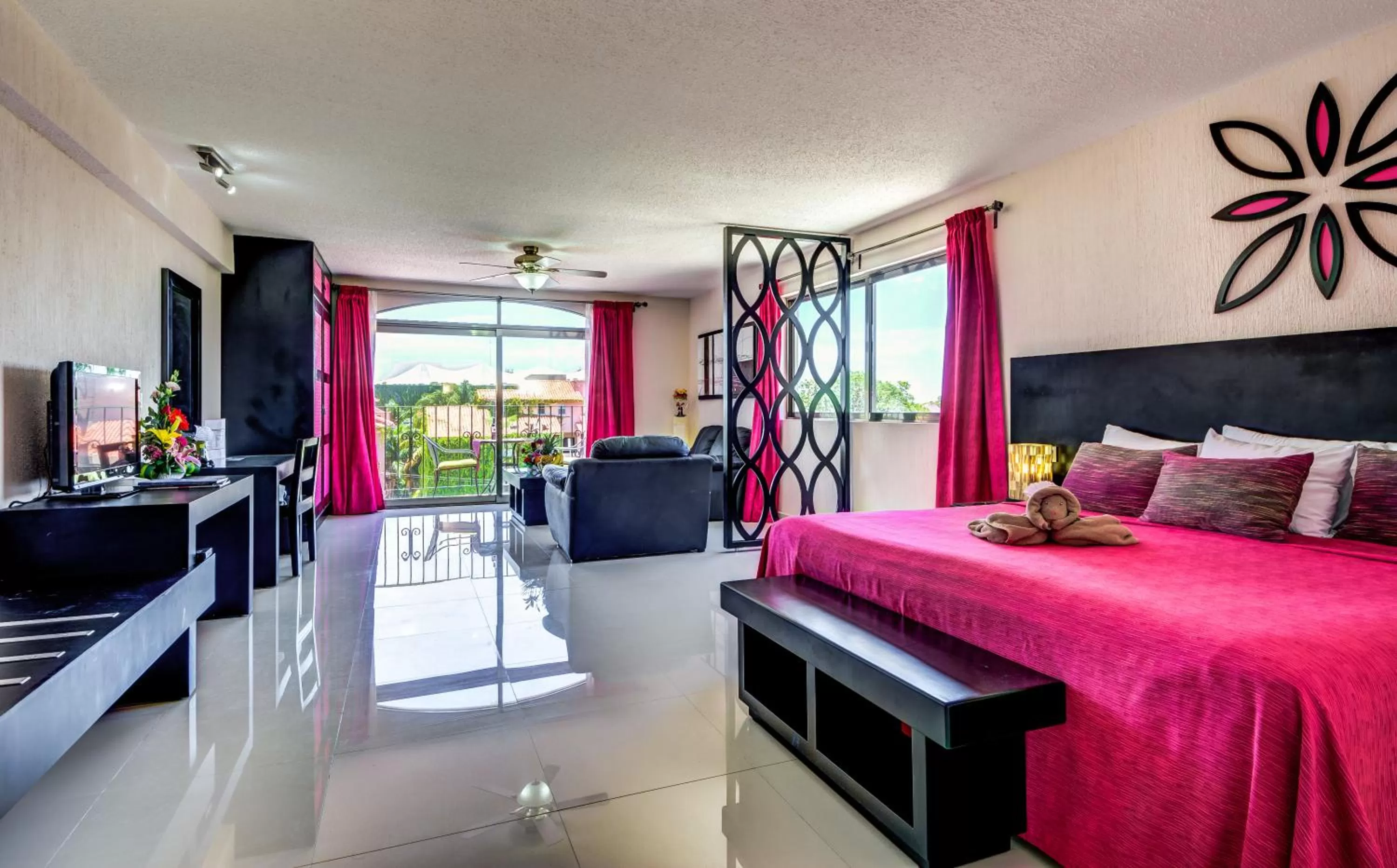 Photo of the whole room, Bed in Suites Corazon