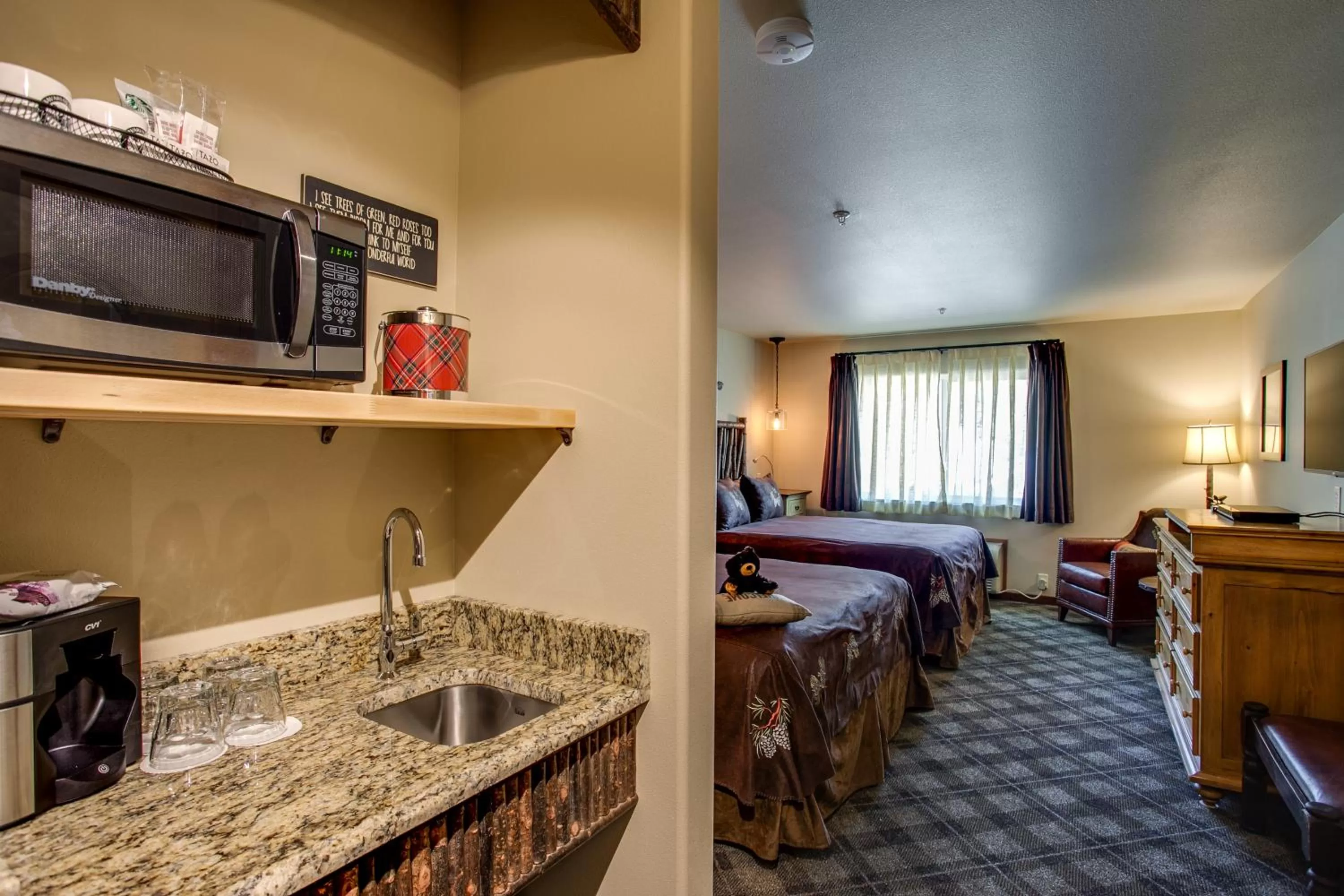 Coffee/tea facilities, Bed in Bavarian Lodge