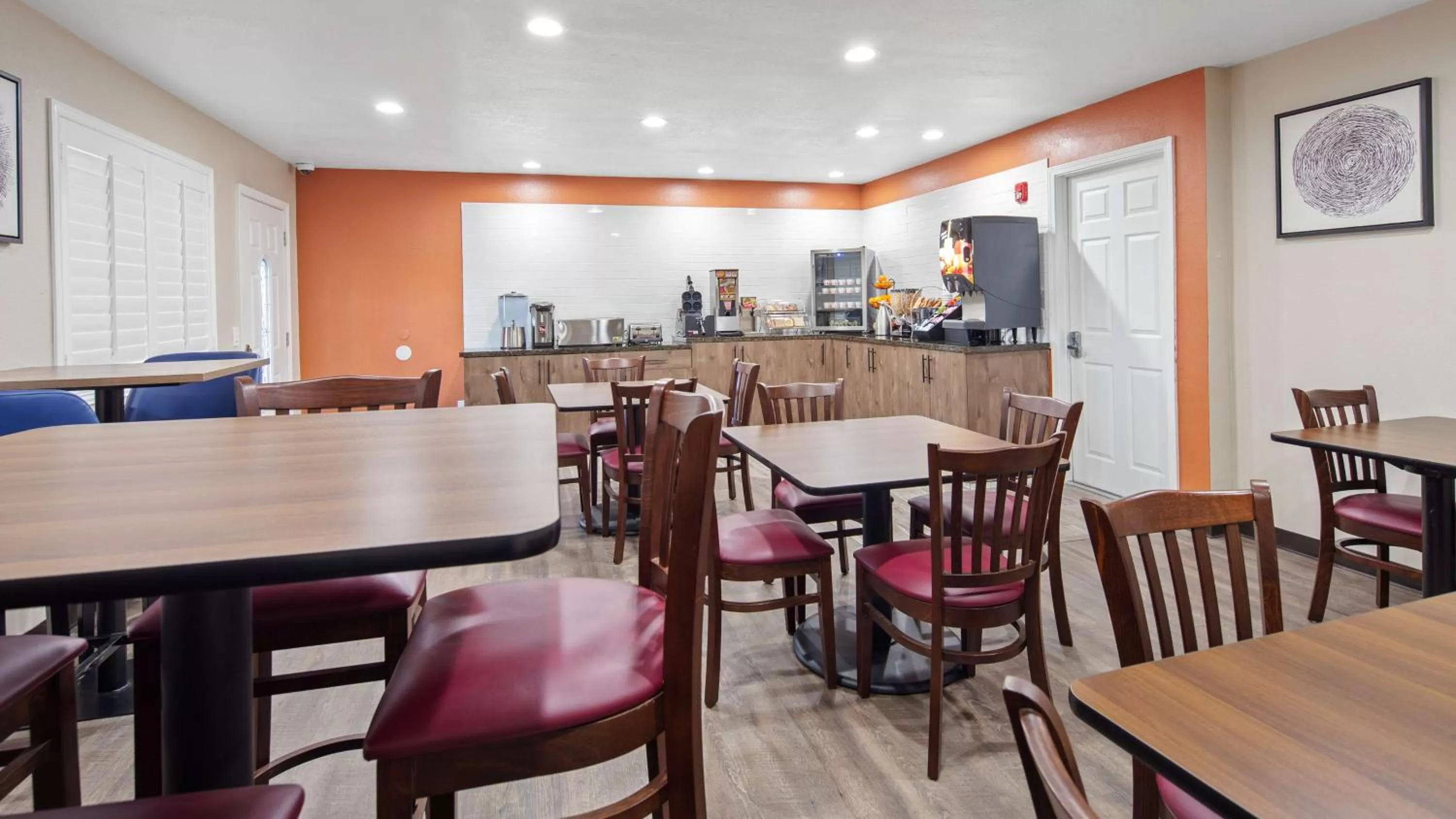 Restaurant/places to eat in SureStay Plus Hotel by Best Western Hesperia