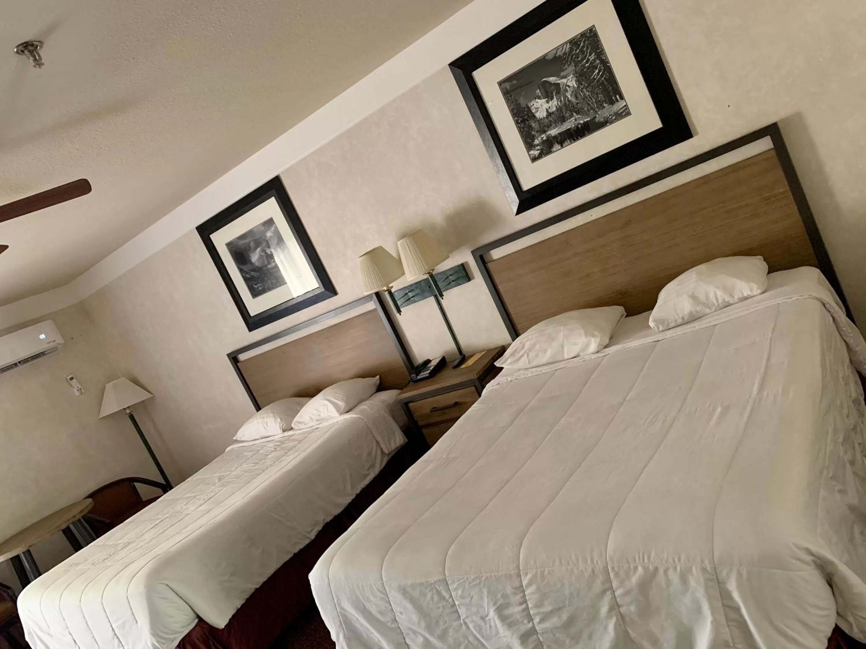 Bed in Yosemite View Lodge