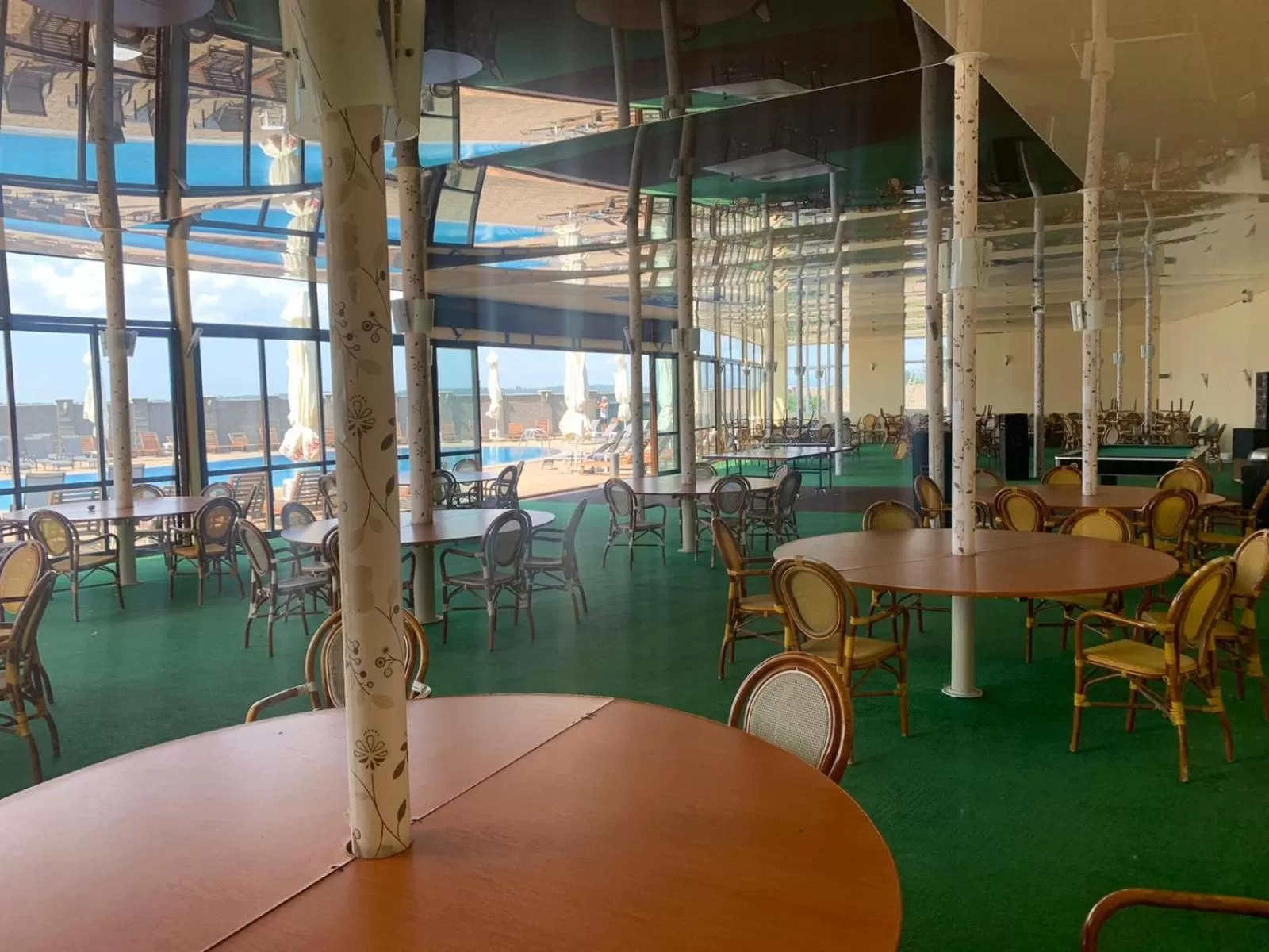 Restaurant/places to eat in Hotel Eden