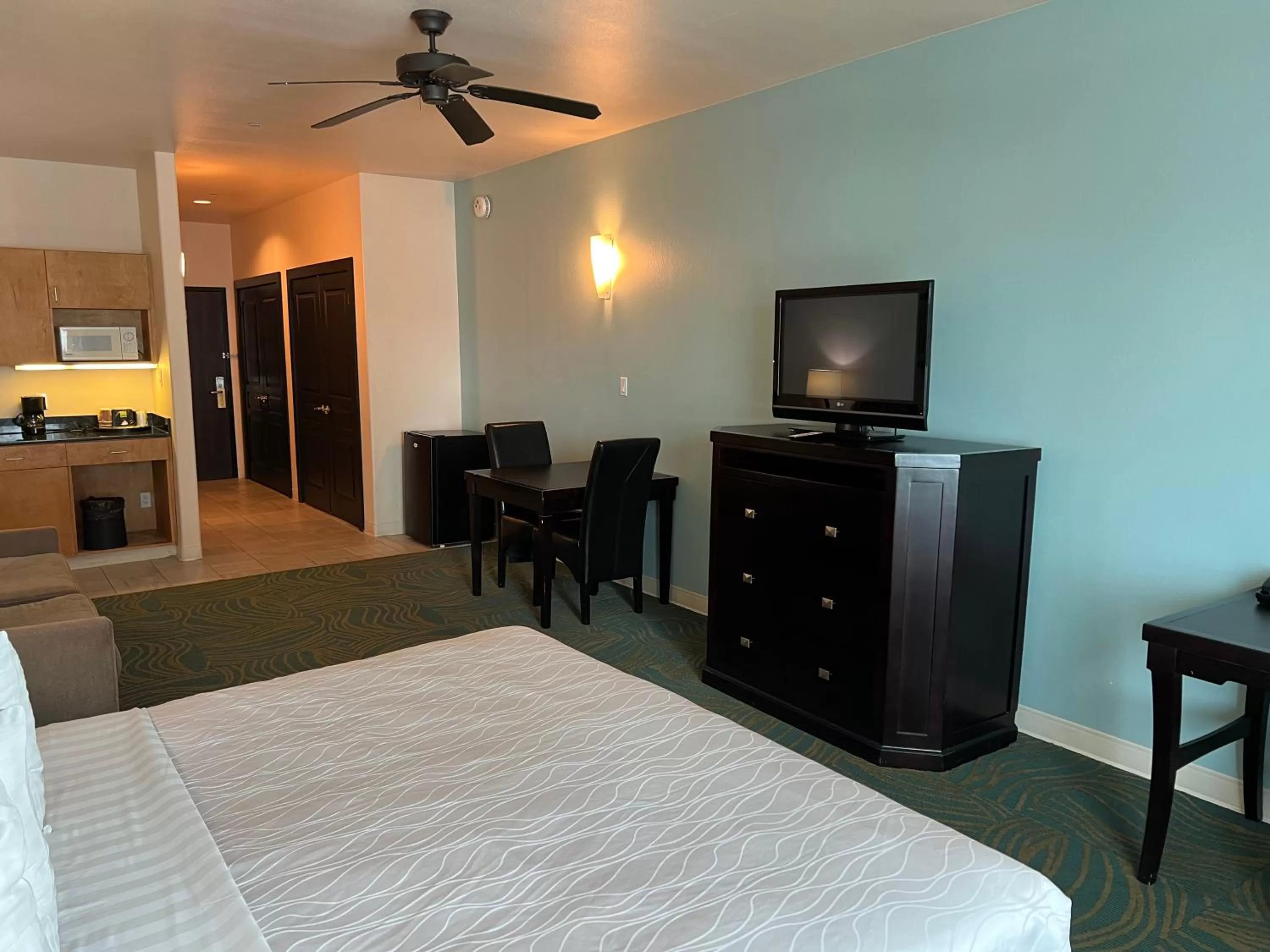TV and multimedia in Sunchase Inn & Suites