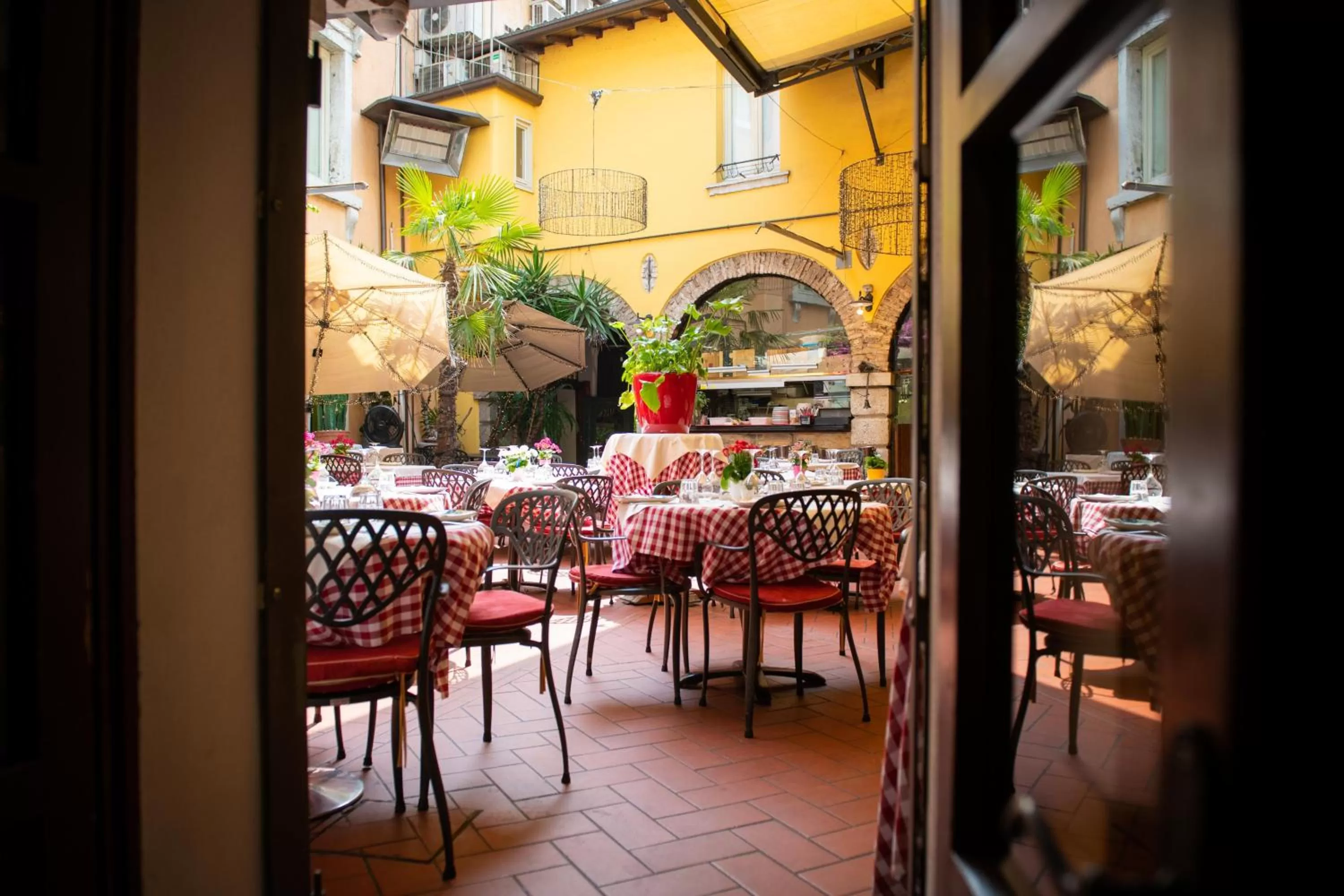 Restaurant/places to eat in Alessi Hotel Trattoria