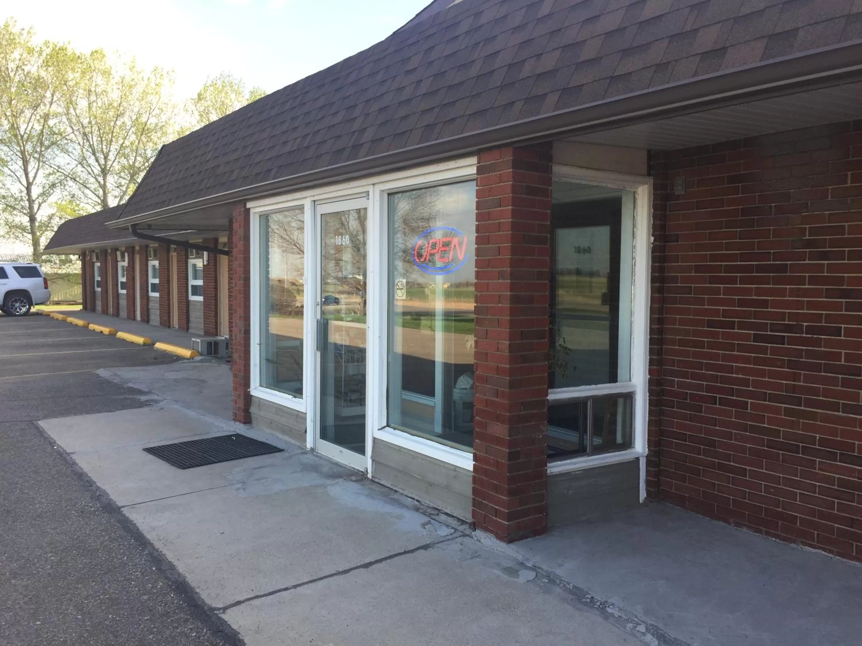 Facade/entrance in Midway Motel