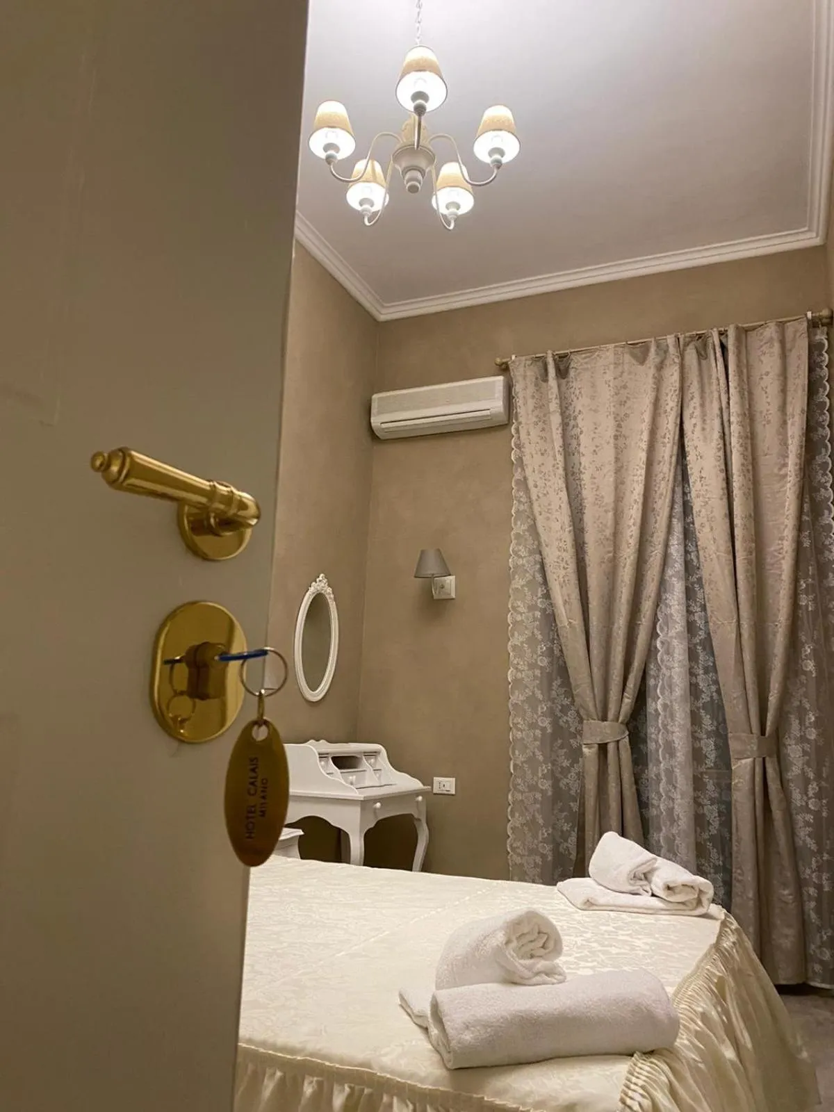 Photo of the whole room in Boutique Hotel Calais Milano