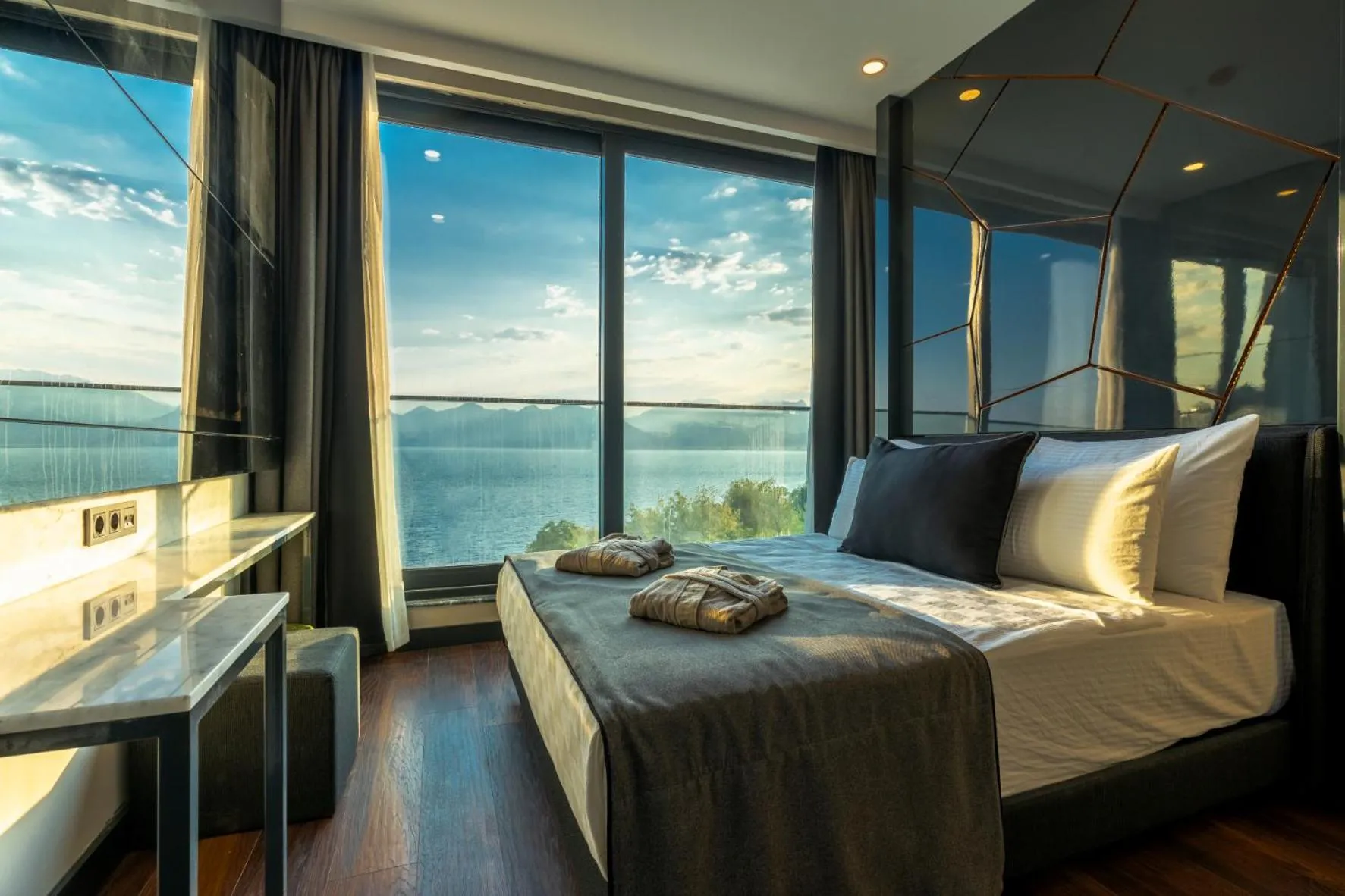 Sea view, Bed in Lucky Monkey Hotel