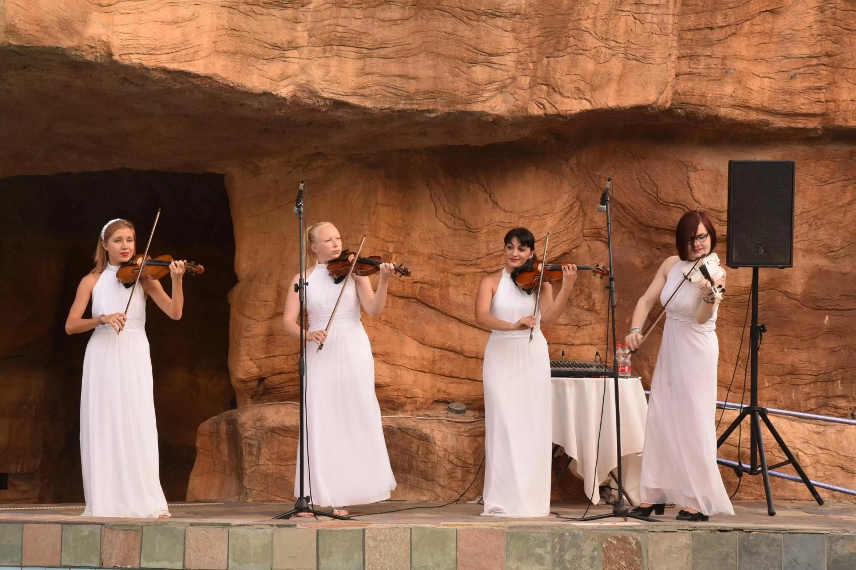 Evening entertainment in Club Hotel Eilat - All Suites Hotel