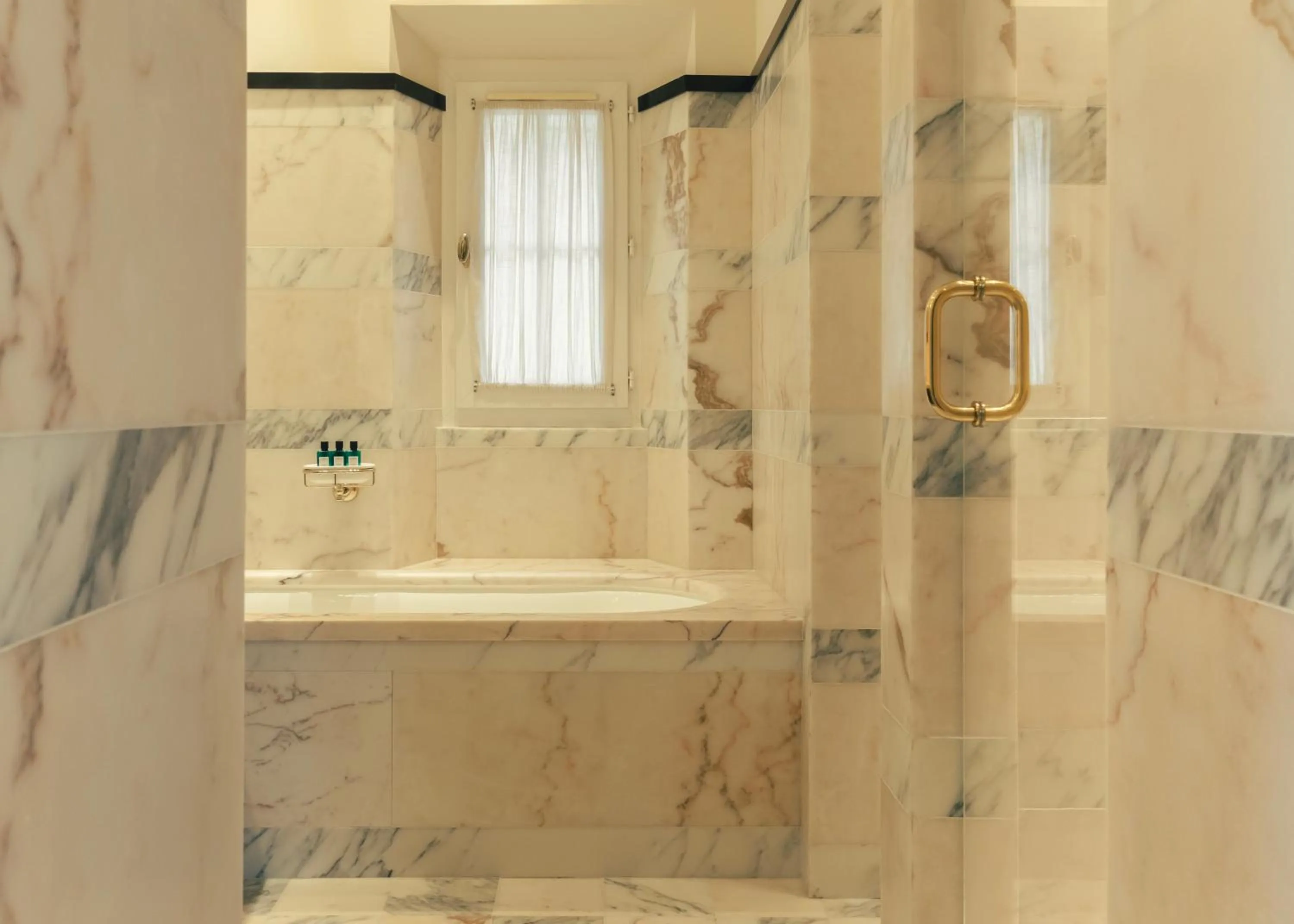 Bathroom in Hotel la Ponche