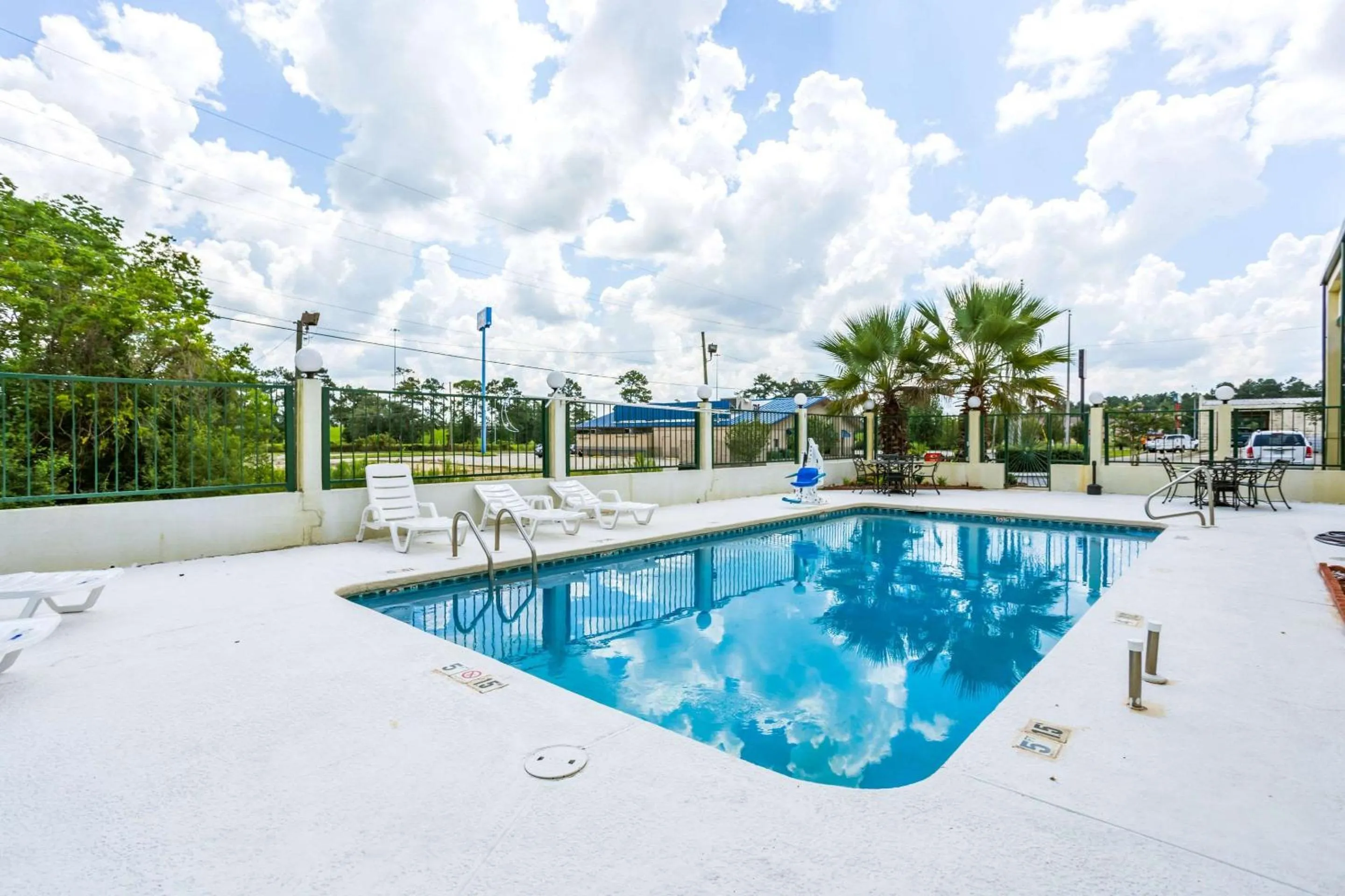 On site, Swimming Pool in Econo Lodge Picayune