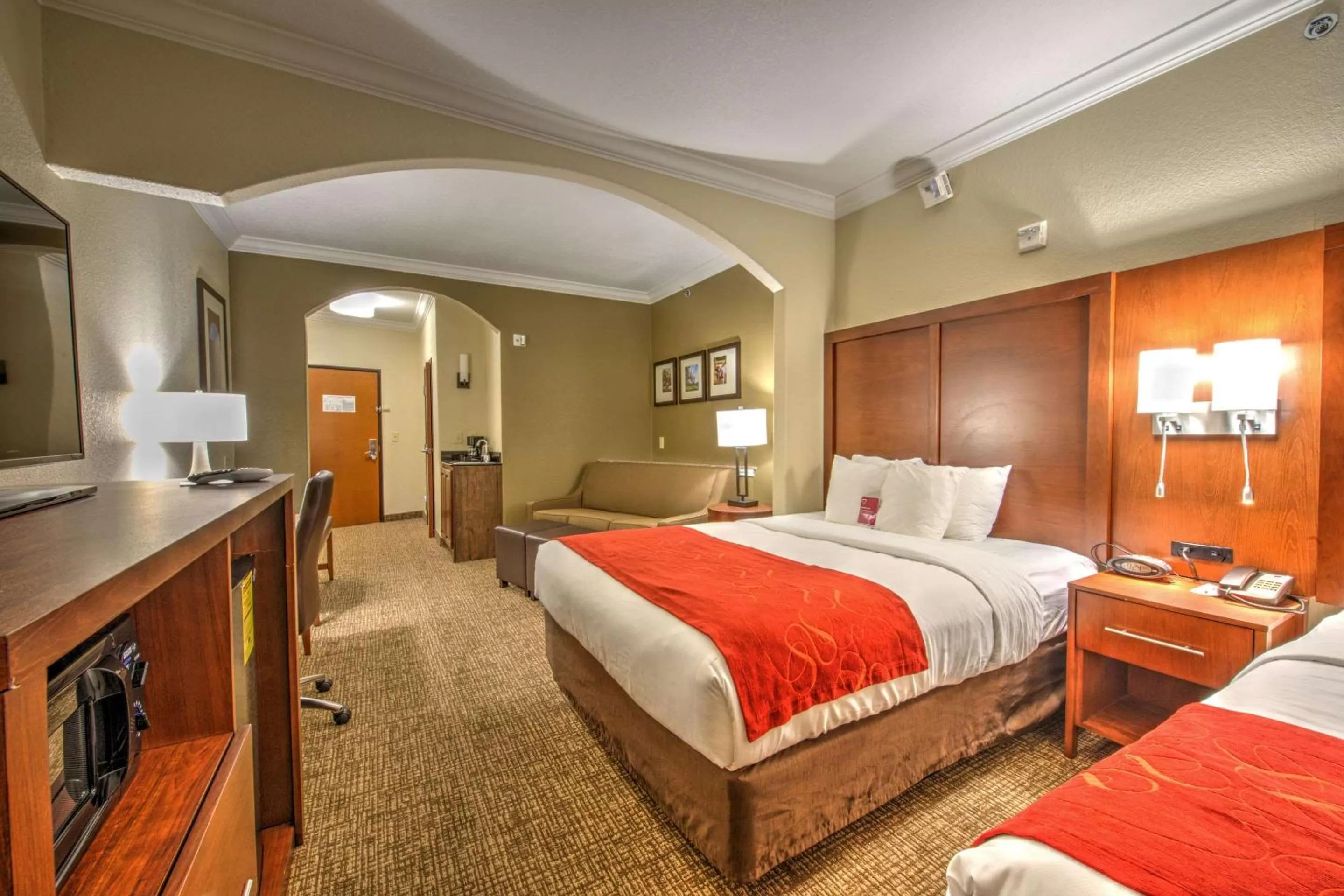 Photo of the whole room, Bed in Comfort Suites Tomball Medical Center