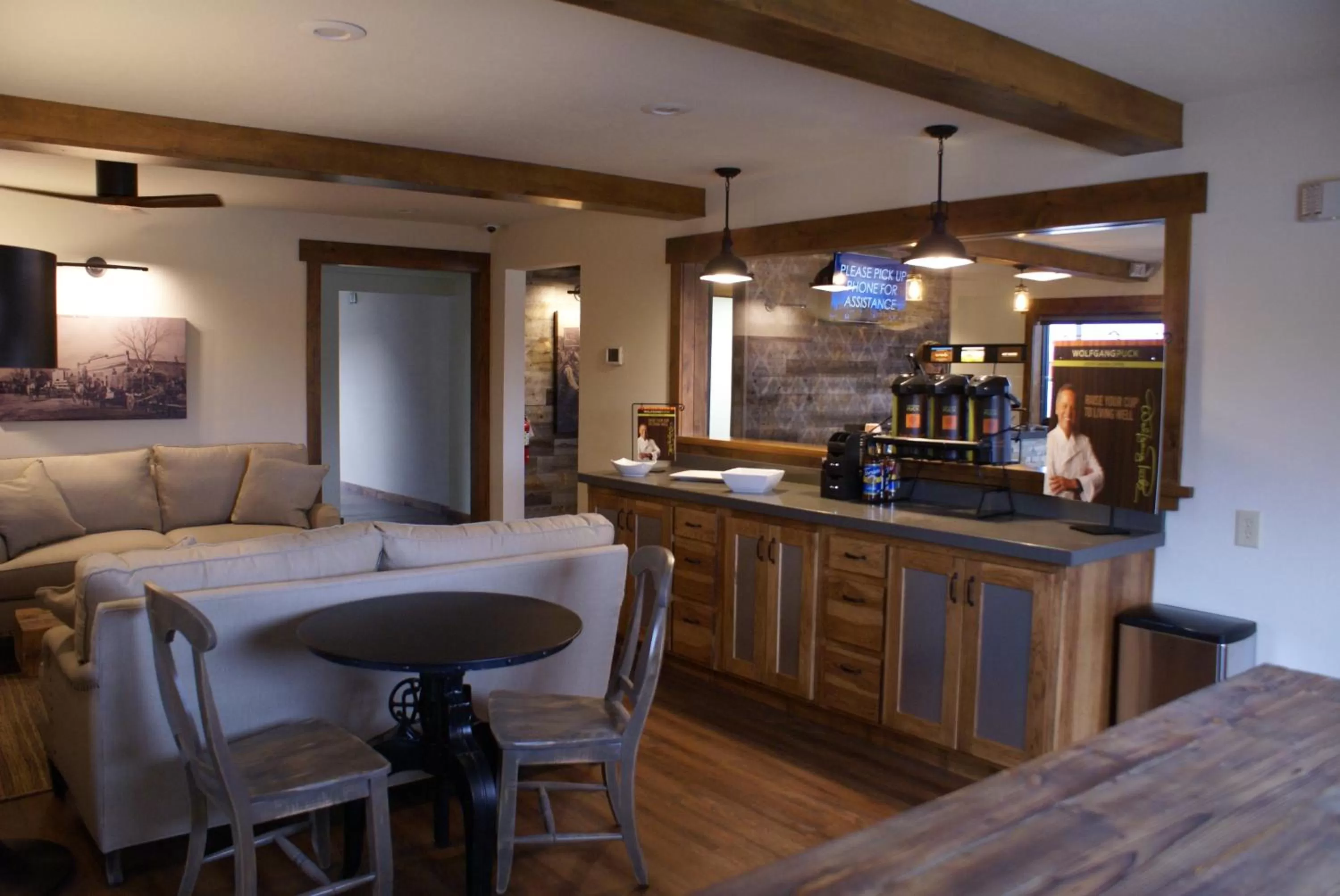 Communal lounge/ TV room in Boarders Inn & Suites by Cobblestone Hotels - Syracuse