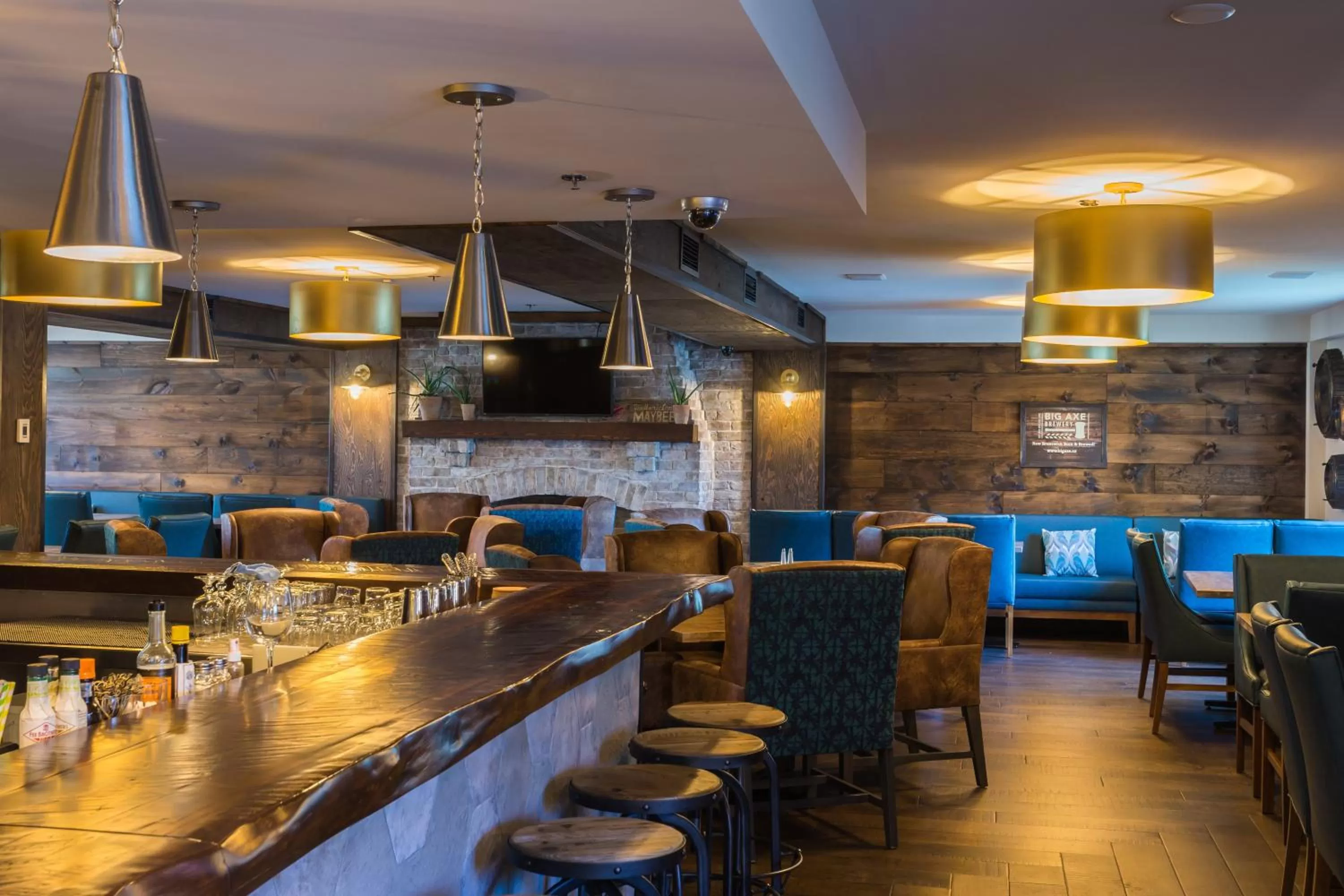 Lounge or bar in Crowne Plaza Fredericton Lord Beaverbrook by IHG