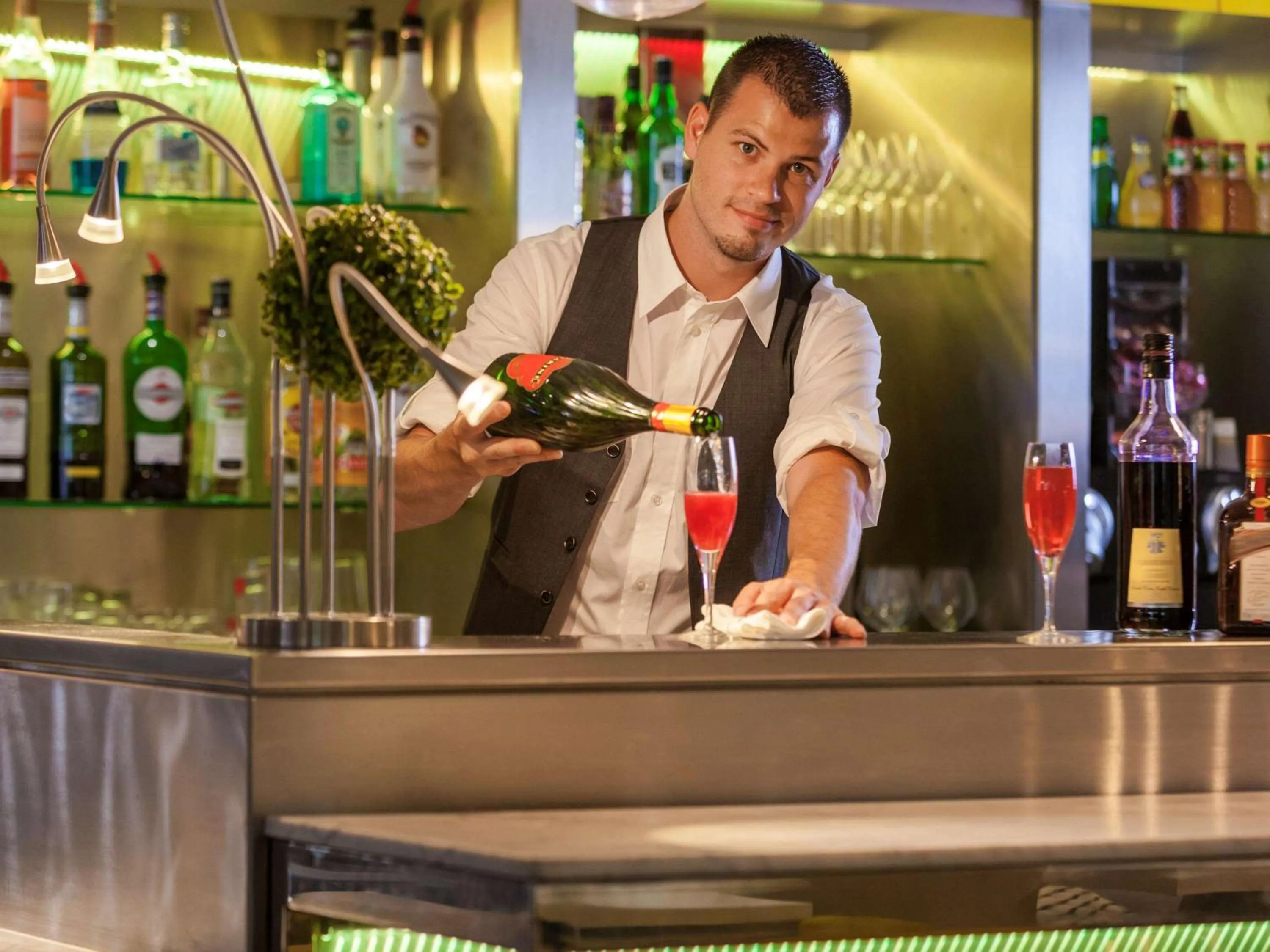 Lounge or bar in Mercure Paris Massy Gare TGV