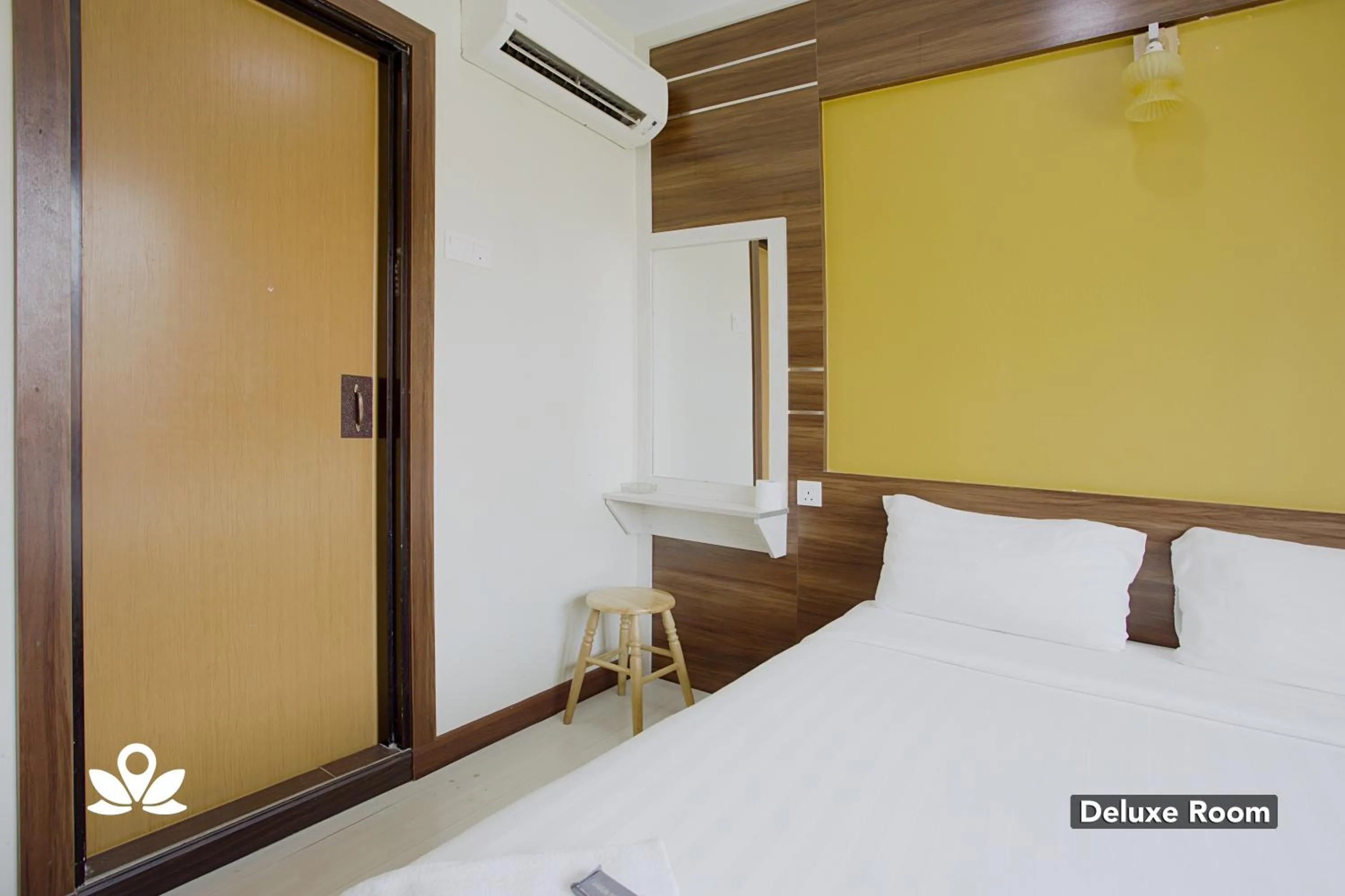Bedroom, Bed in Golden Night Hotel